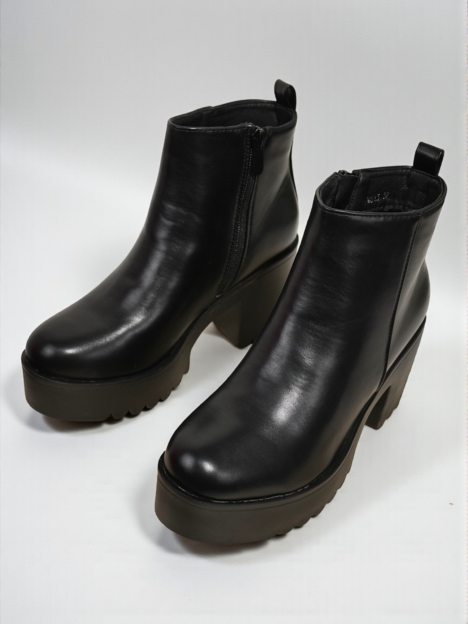 Botines negros con plataforma dentada y tacón alto grueso de cuero sintético efecto brillo