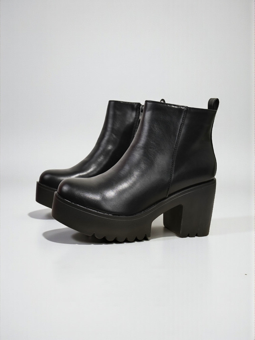 Botines negros con plataforma dentada y tacón alto grueso de cuero sintético efecto brillo