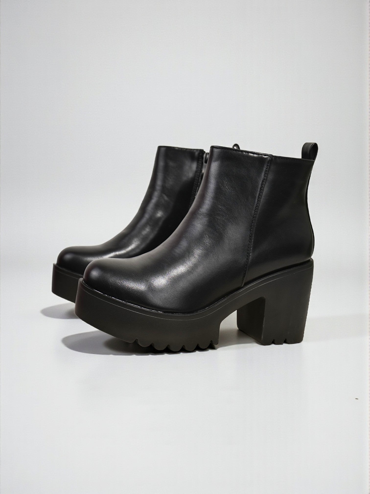 Botines negros con plataforma dentada y tacón alto grueso de cuero sintético efecto brillo