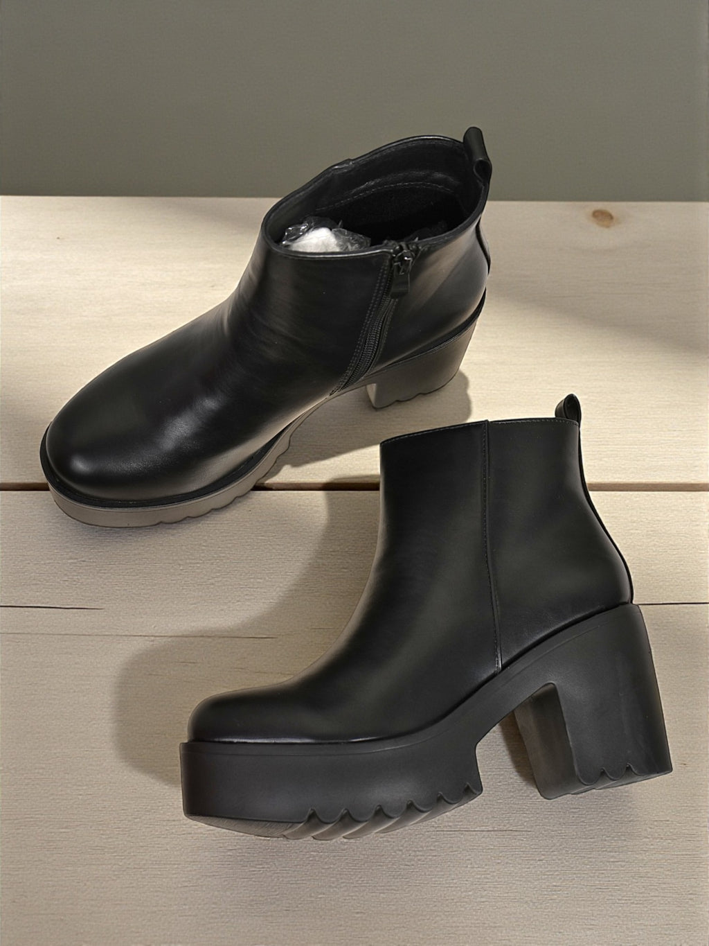 Botines negros con plataforma dentada y tacón alto grueso de cuero sintético efecto brillo