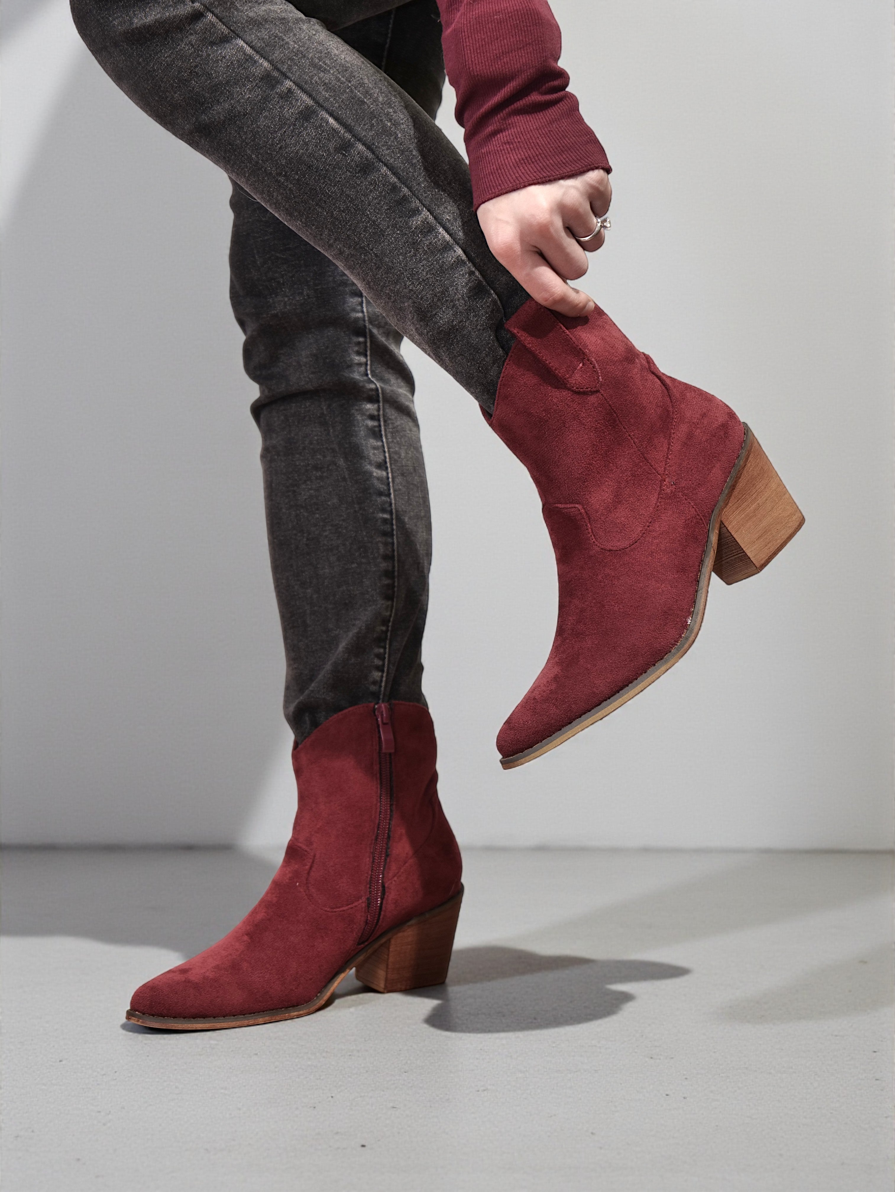 Botines camperos mujer tacón medio punta fina estilo western en gamuza y piel sintética – disponibles en beige, burdeos, marrón y negro