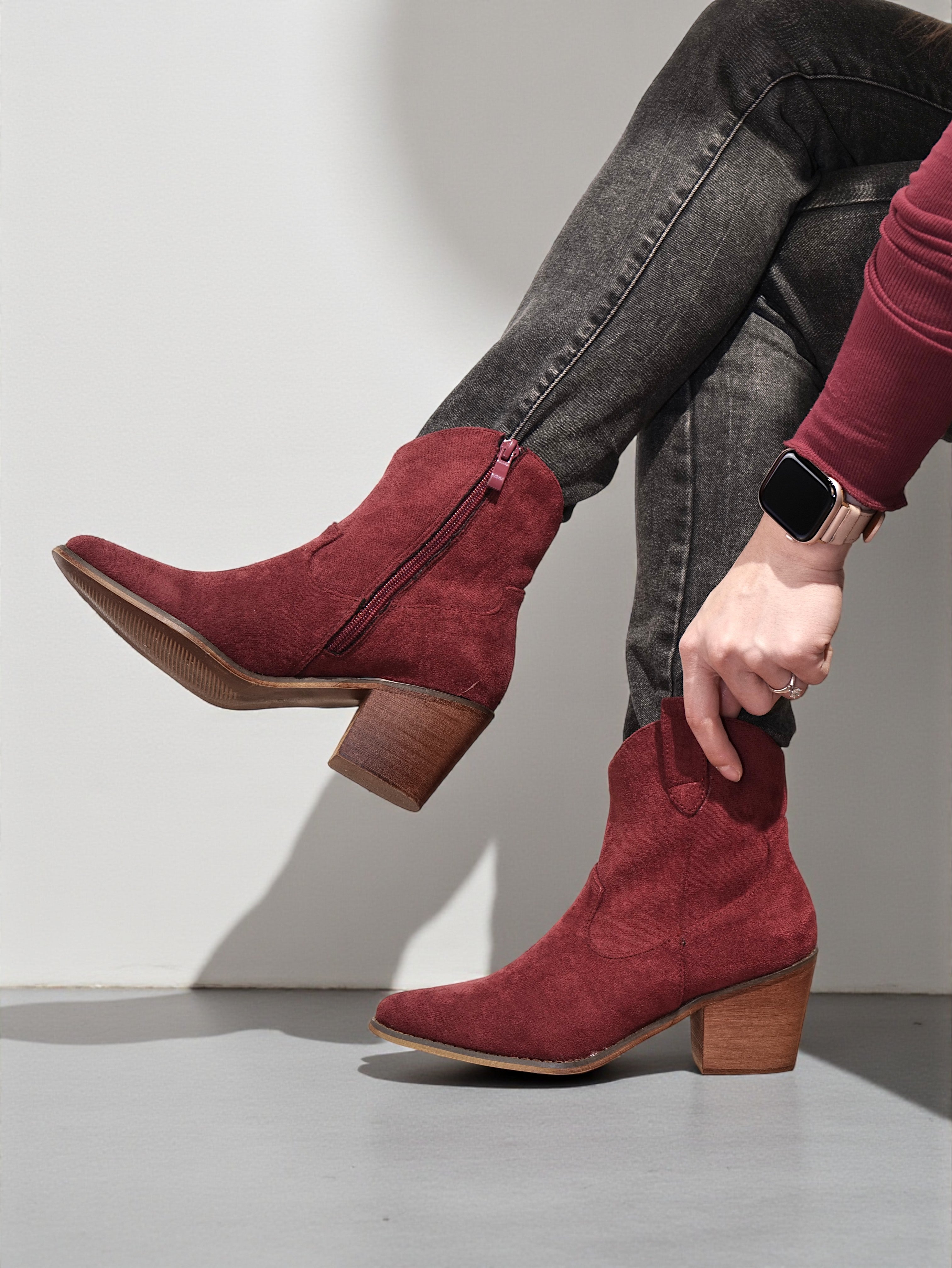 Botines camperos mujer tacón medio punta fina estilo western en gamuza y piel sintética – disponibles en beige, burdeos, marrón y negro