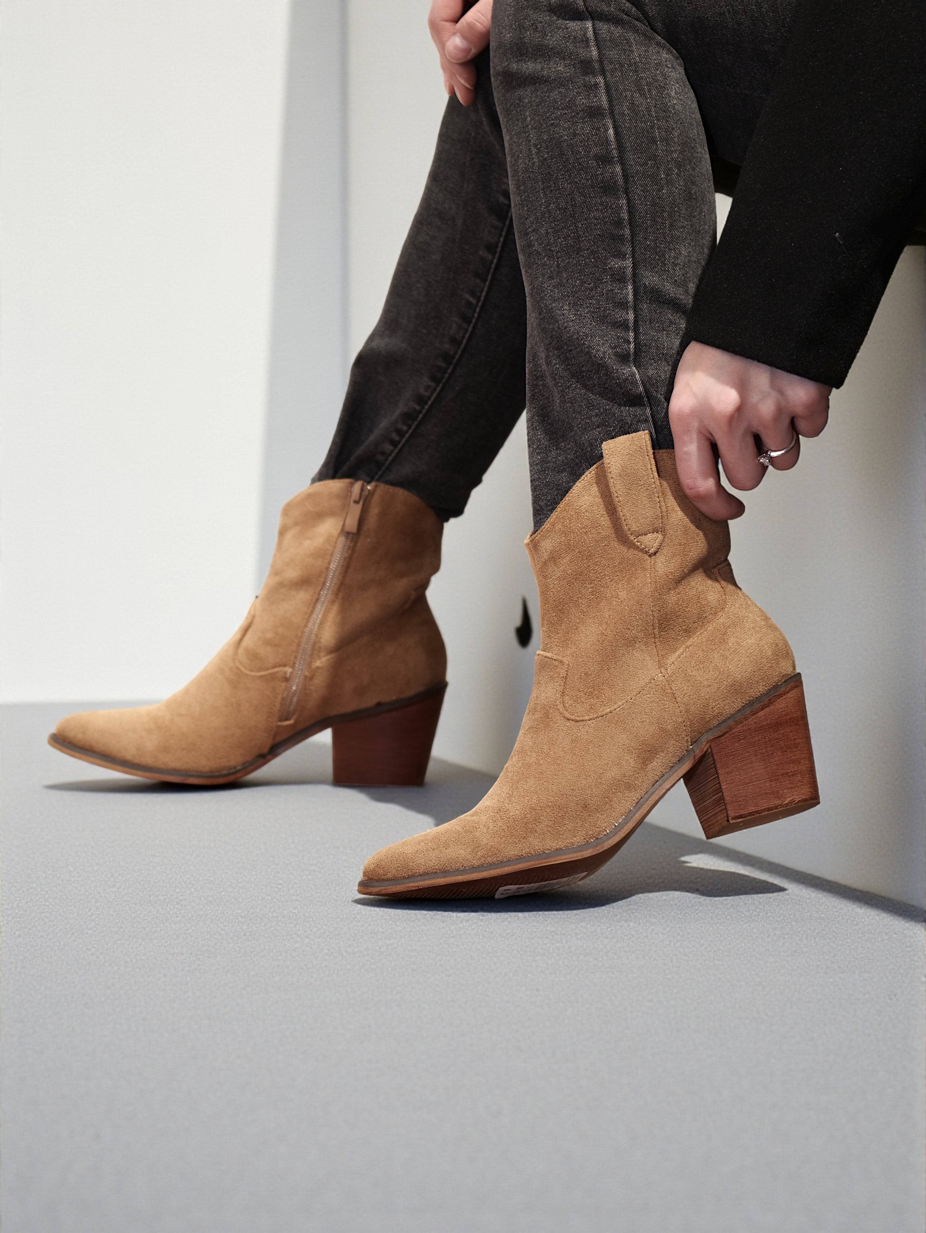 Botines camperos mujer tacón medio punta fina estilo western en gamuza y piel sintética – disponibles en beige, burdeos, marrón y negro