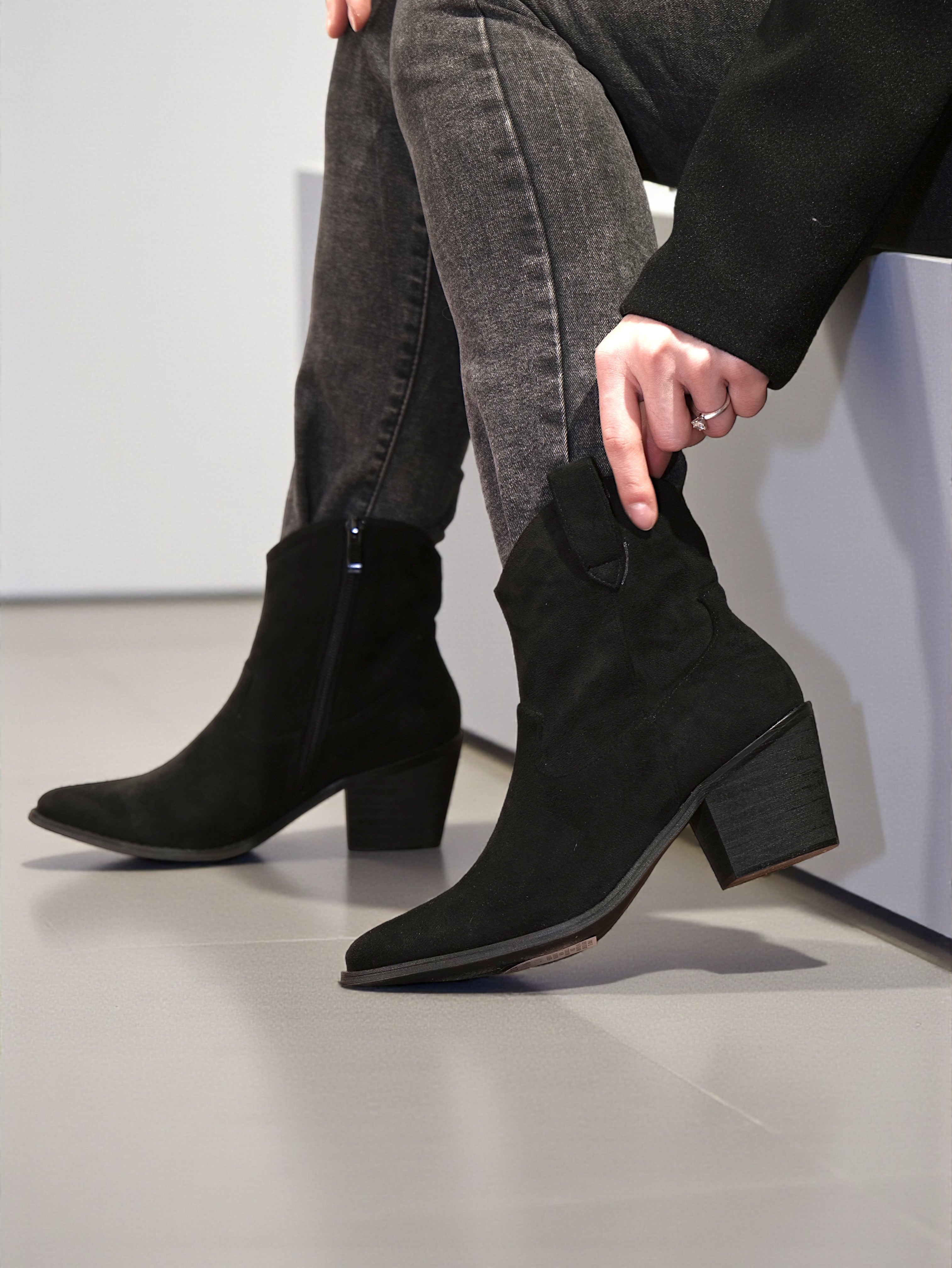 Botines camperos mujer tacón medio punta fina estilo western en gamuza y piel sintética – disponibles en beige, burdeos, marrón y negro
