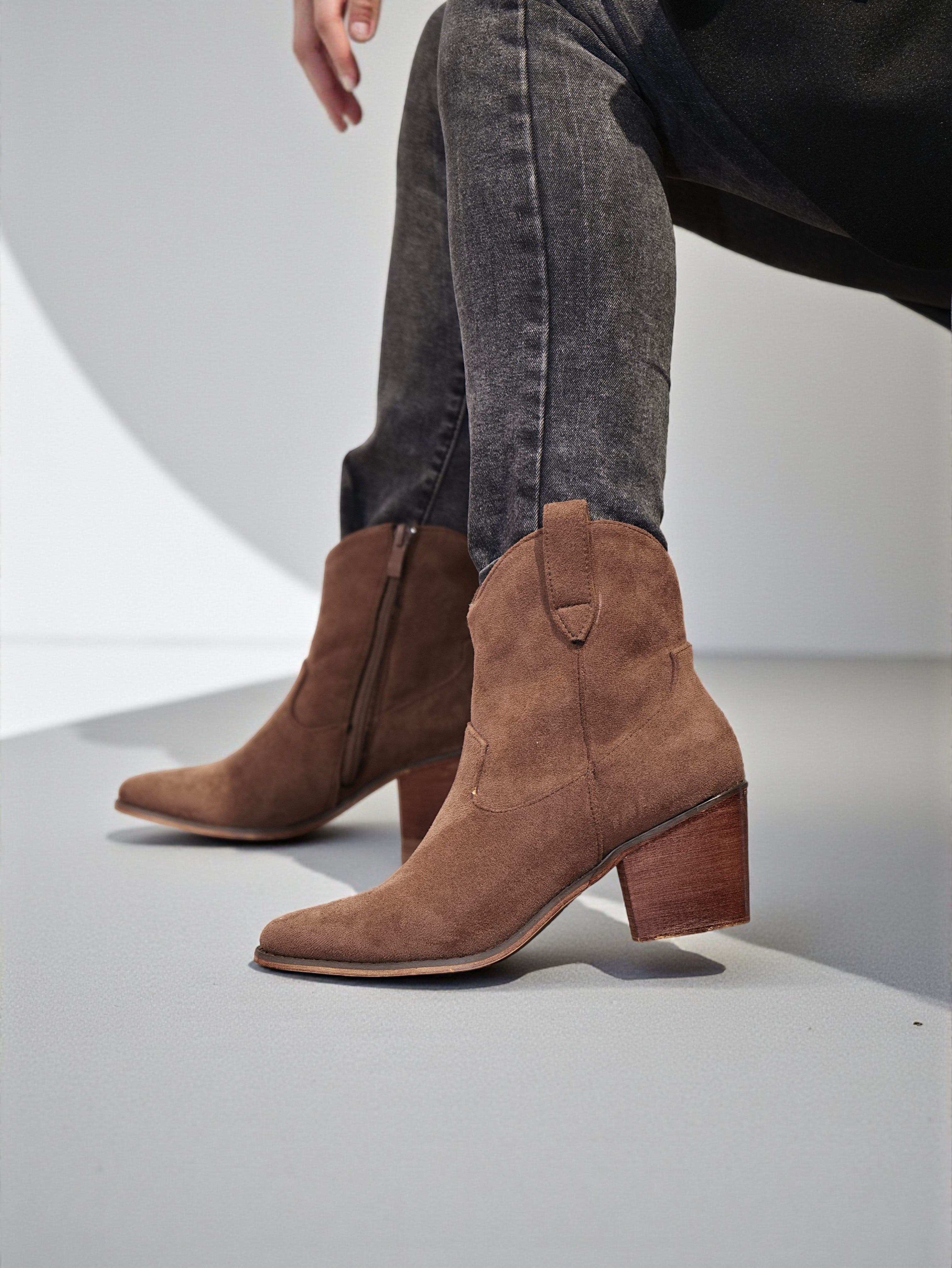 Botines camperos mujer tacón medio punta fina estilo western en gamuza y piel sintética – disponibles en beige, burdeos, marrón y negro