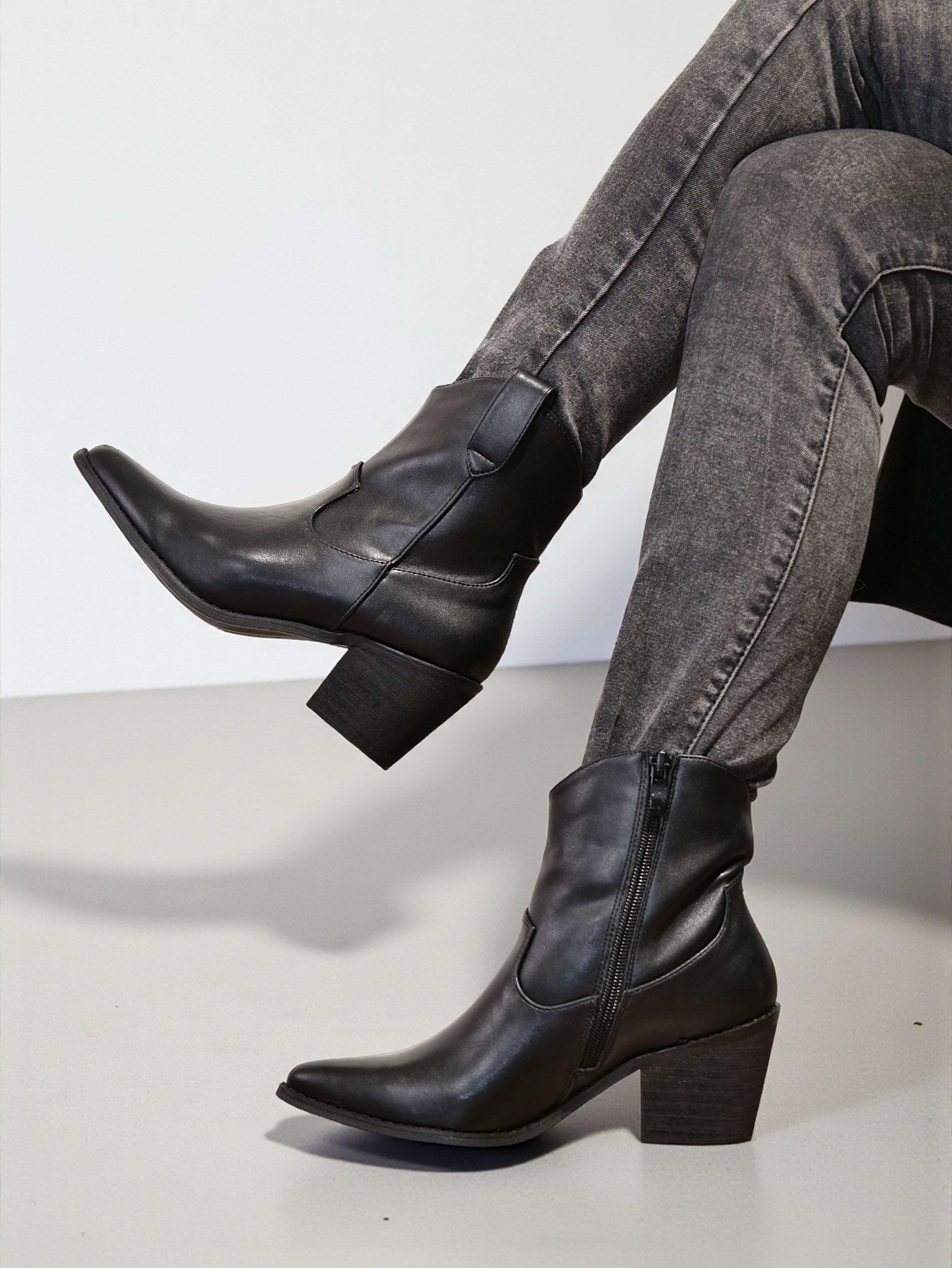 Botines camperos mujer tacón medio punta fina estilo western en gamuza y piel sintética – disponibles en beige, burdeos, marrón y negro