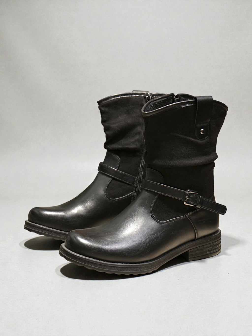 Bota media mujer combinada en cuero sintético y gamuza sintética con hebilla lateral, cierre interno y suela cómoda – diseño casual ideal para uso diario
