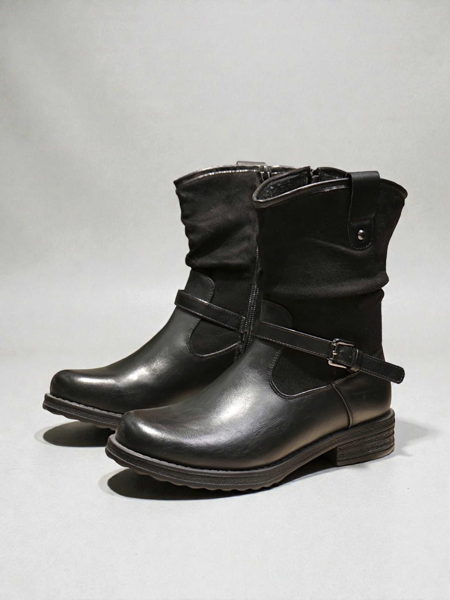 Bota media mujer combinada en cuero sintético y gamuza sintética con hebilla lateral, cierre interno y suela cómoda – diseño casual ideal para uso diario