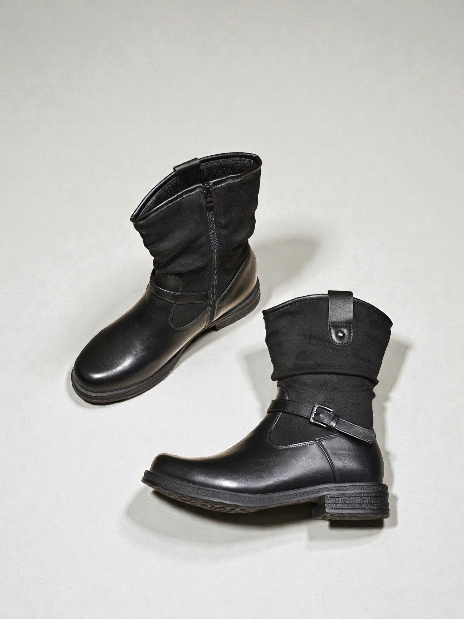 Bota media mujer combinada en cuero sintético y gamuza sintética con hebilla lateral, cierre interno y suela cómoda – diseño casual ideal para uso diario