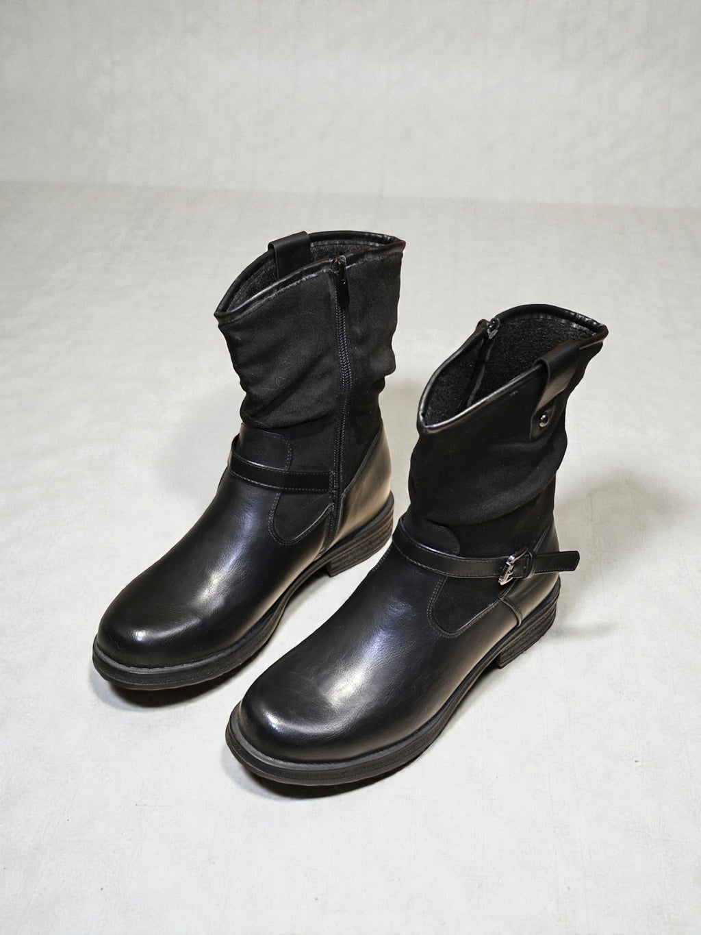 Bota media mujer combinada en cuero sintético y gamuza sintética con hebilla lateral, cierre interno y suela cómoda – diseño casual ideal para uso diario