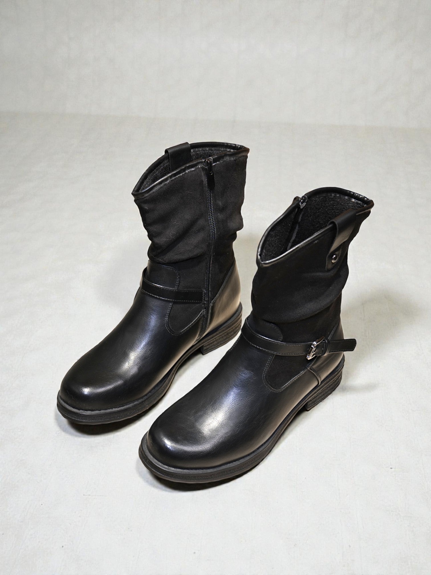 Bota media mujer combinada en cuero sintético y gamuza sintética con hebilla lateral, cierre interno y suela cómoda – diseño casual ideal para uso diario