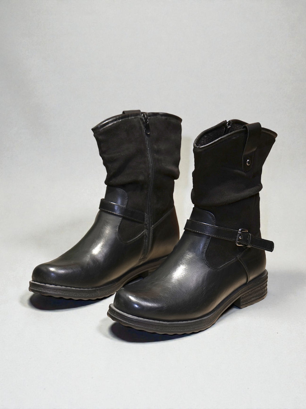 Bota media mujer combinada en cuero sintético y gamuza sintética con hebilla lateral, cierre interno y suela cómoda – diseño casual ideal para uso diario