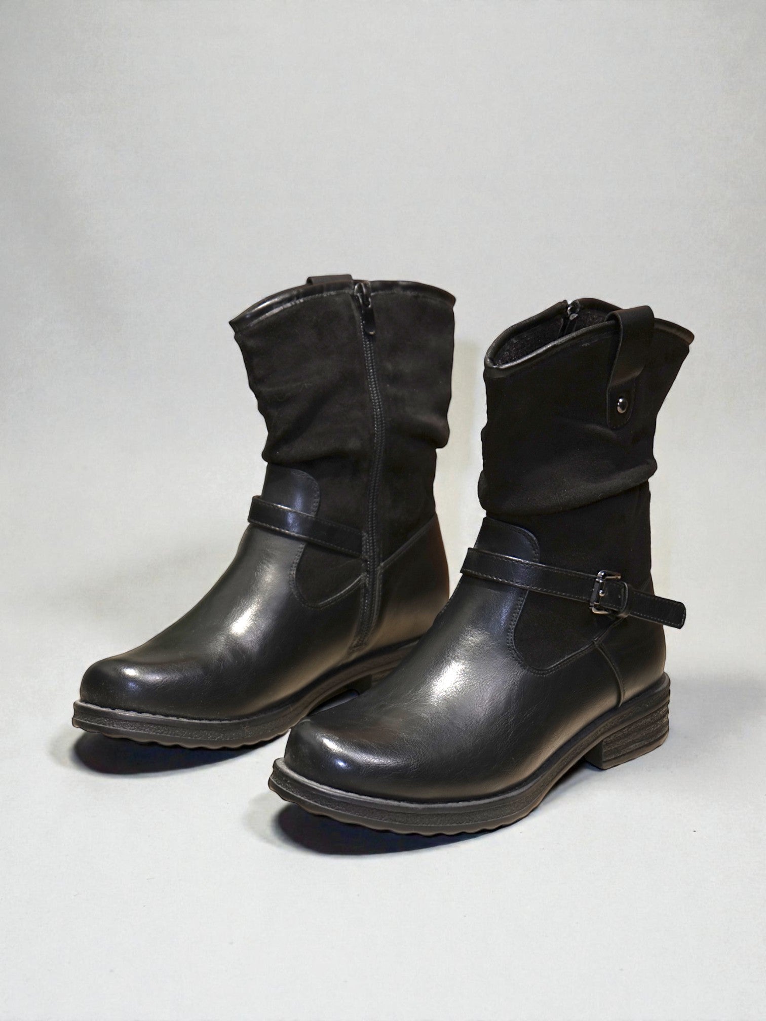 Bota media mujer combinada en cuero sintético y gamuza sintética con hebilla lateral, cierre interno y suela cómoda – diseño casual ideal para uso diario