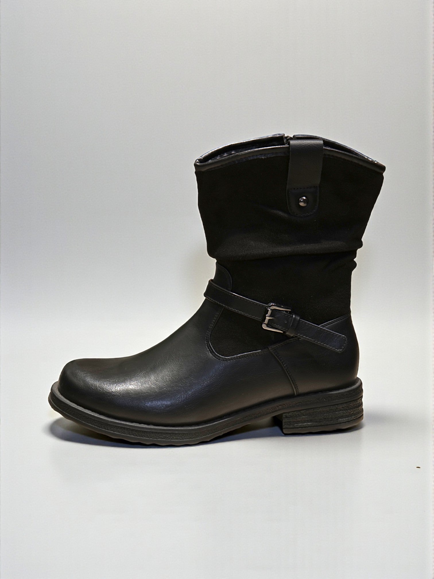 Bota media mujer combinada en cuero sintético y gamuza sintética con hebilla lateral, cierre interno y suela cómoda – diseño casual ideal para uso diario