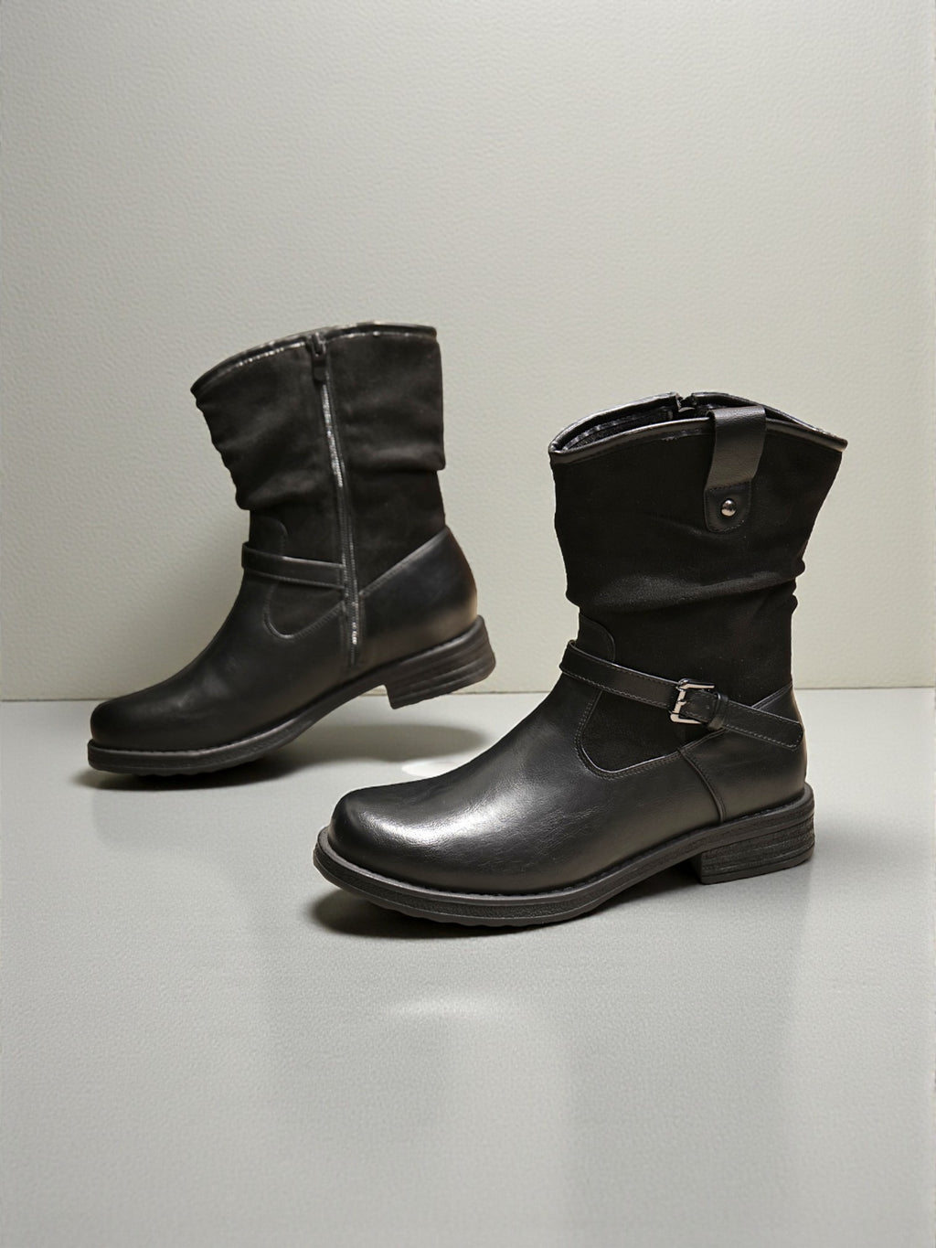 Bota media mujer combinada en cuero sintético y gamuza sintética con hebilla lateral, cierre interno y suela cómoda – diseño casual ideal para uso diario