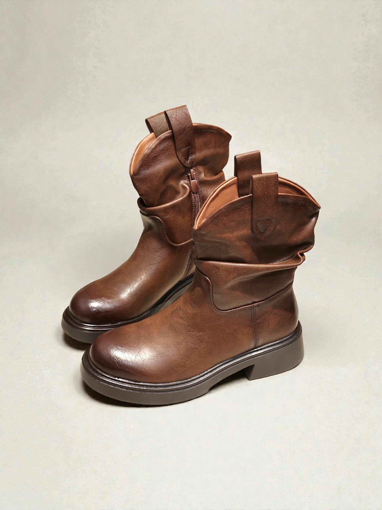 Botas western de caña arrugada en color marrón acabado semi-mate para mujer invierno otroño