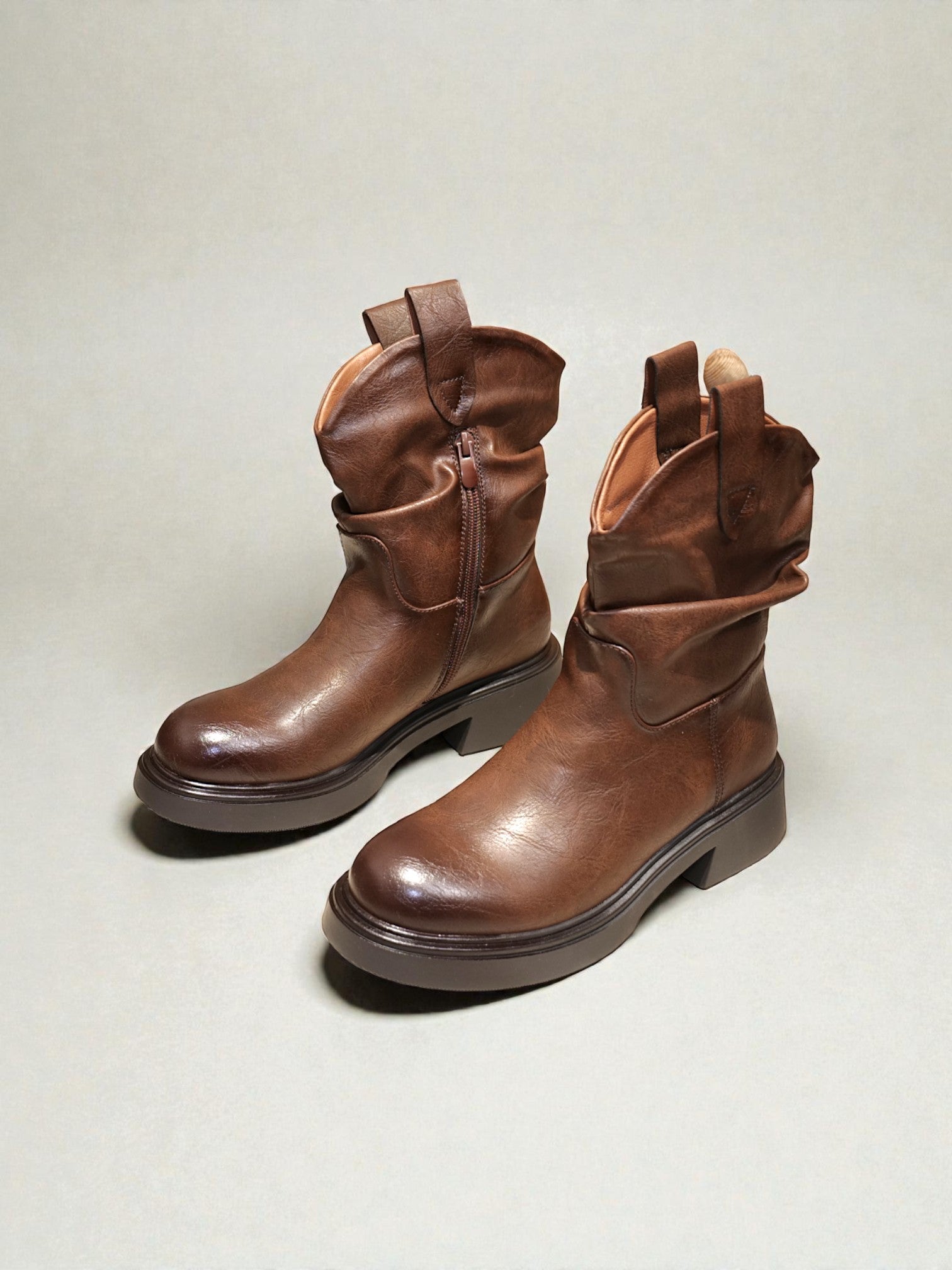 Botas western de caña arrugada en color marrón acabado semi-mate para mujer invierno otroño