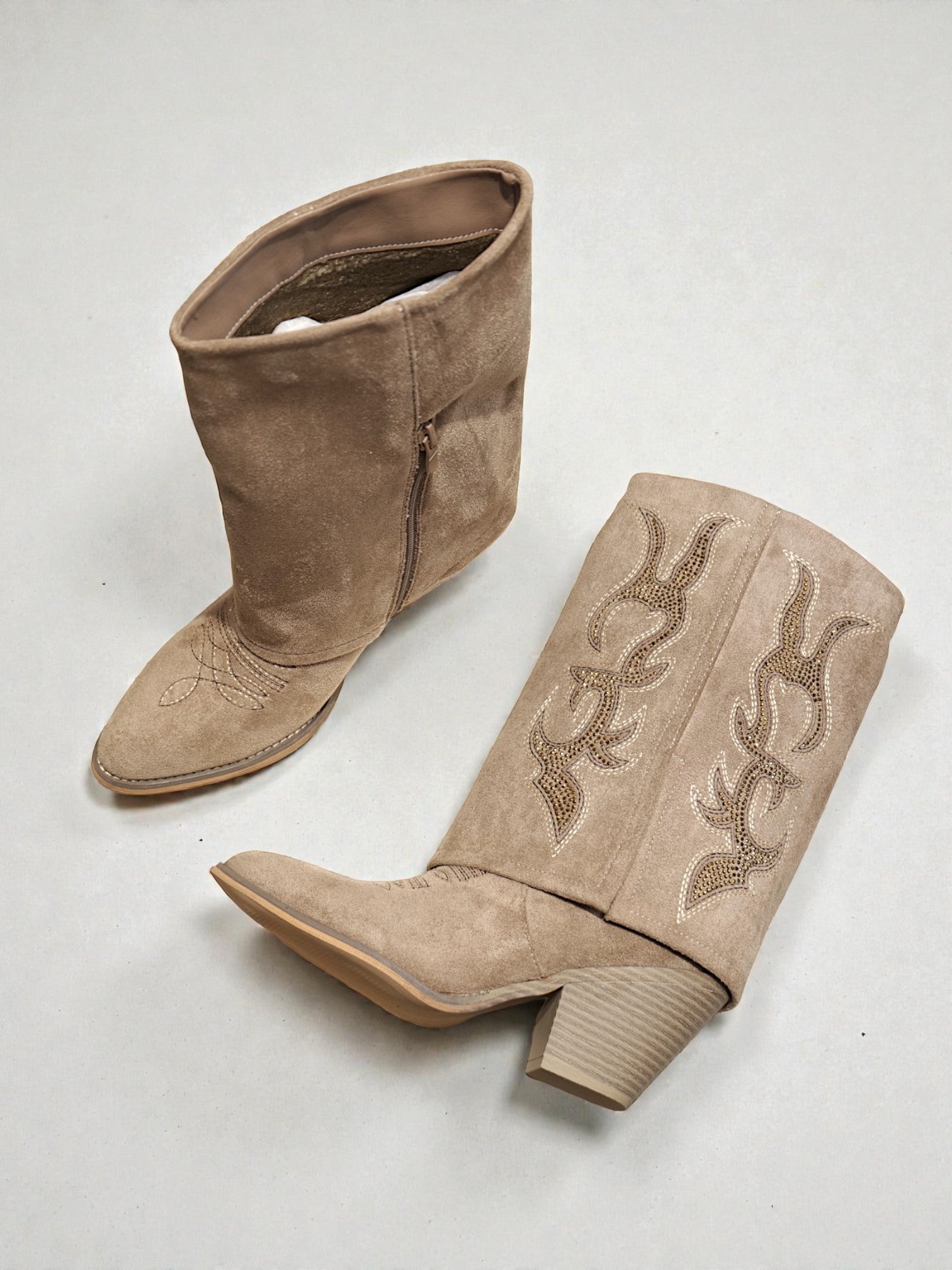 Botas cowboy doble capa mujer de caña ancha en efecto gamuza con tacón cómodo y detalles bordados