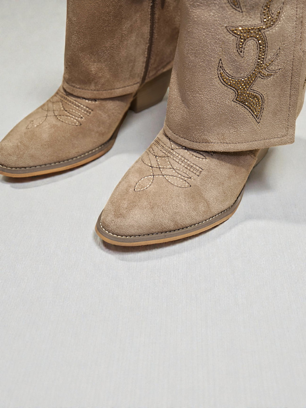 Botas cowboy doble capa mujer de caña ancha en efecto gamuza con tacón cómodo y detalles bordados