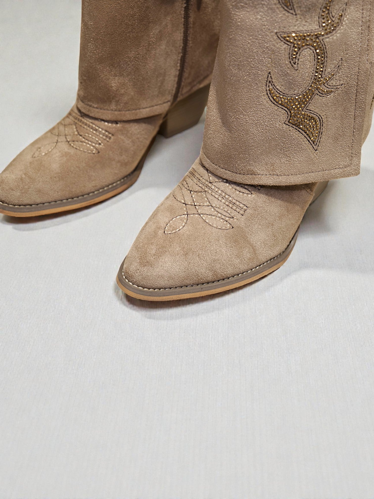 Botas cowboy doble capa mujer de caña ancha en efecto gamuza con tacón cómodo y detalles bordados