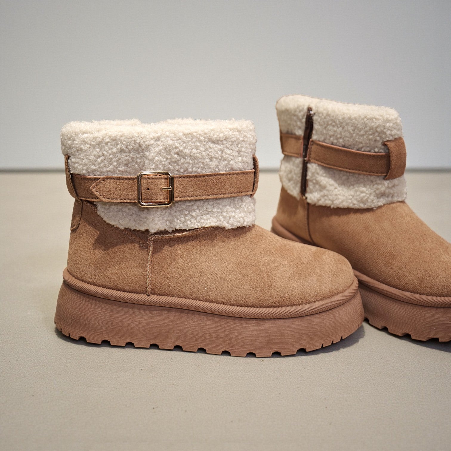 Botas de nieve invierno mujer de gamuza sintética con interior forrado, suela plataforma y correa decorativa con hebilla – calzado abrigado y cómodo para días fríos
