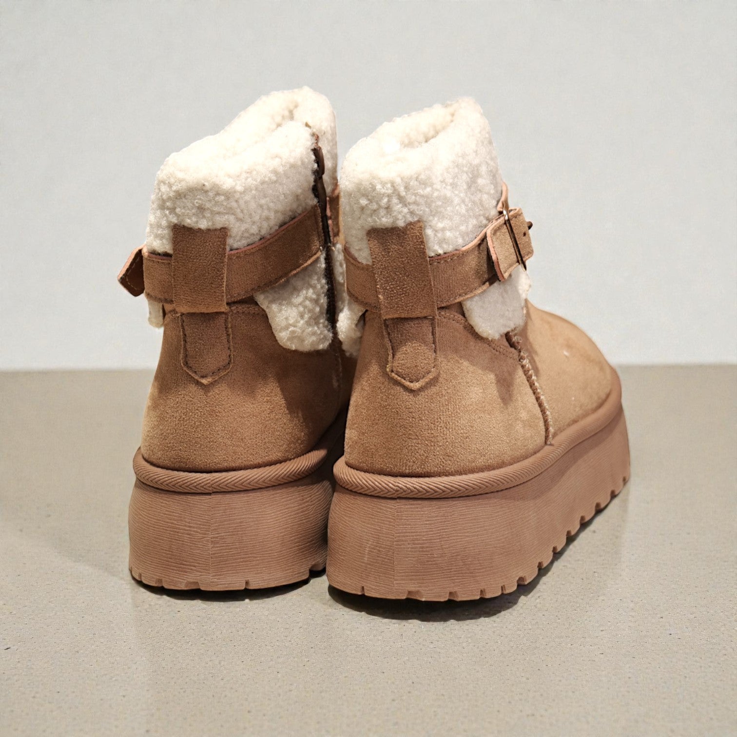 Botas de nieve invierno mujer de gamuza sintética con interior forrado, suela plataforma y correa decorativa con hebilla – calzado abrigado y cómodo para días fríos
