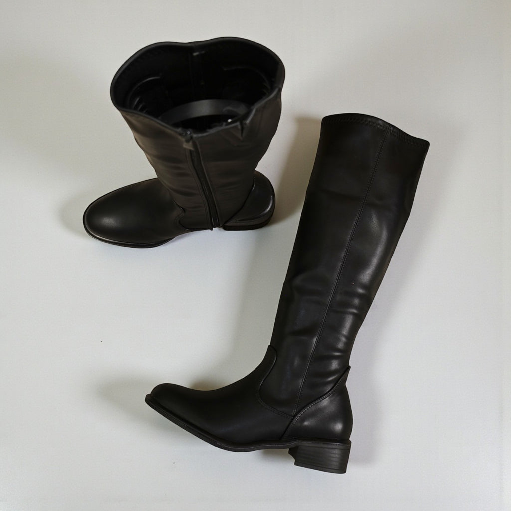 Bota alta mujer en cuero sintético negro con tacón bajo, diseño clásico, cierre lateral  – calzado cómodo y versátil para looks diarios y elegantes