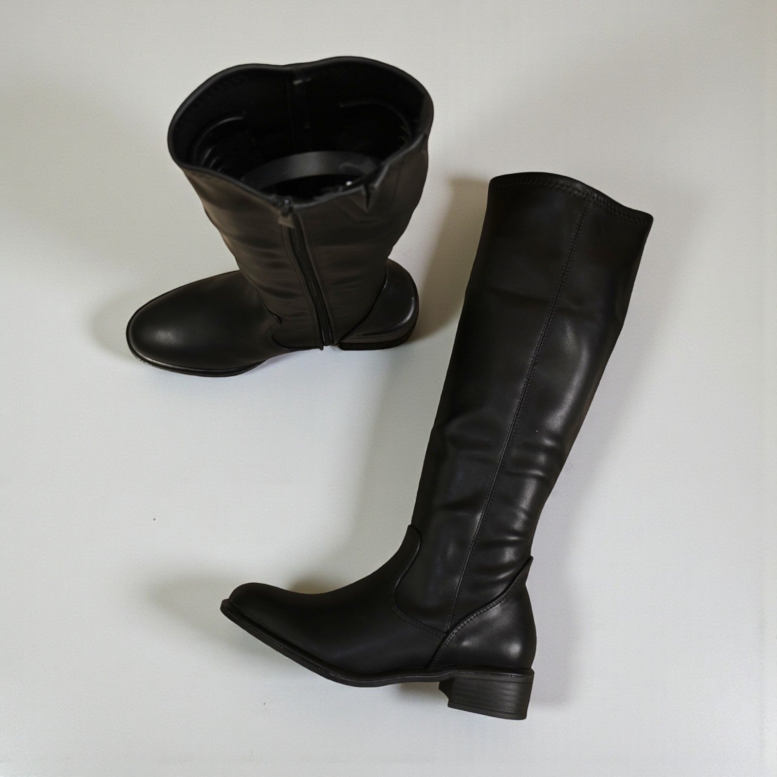 Bota alta mujer en cuero sintético negro con tacón bajo, diseño clásico, cierre lateral  – calzado cómodo y versátil para looks diarios y elegantes