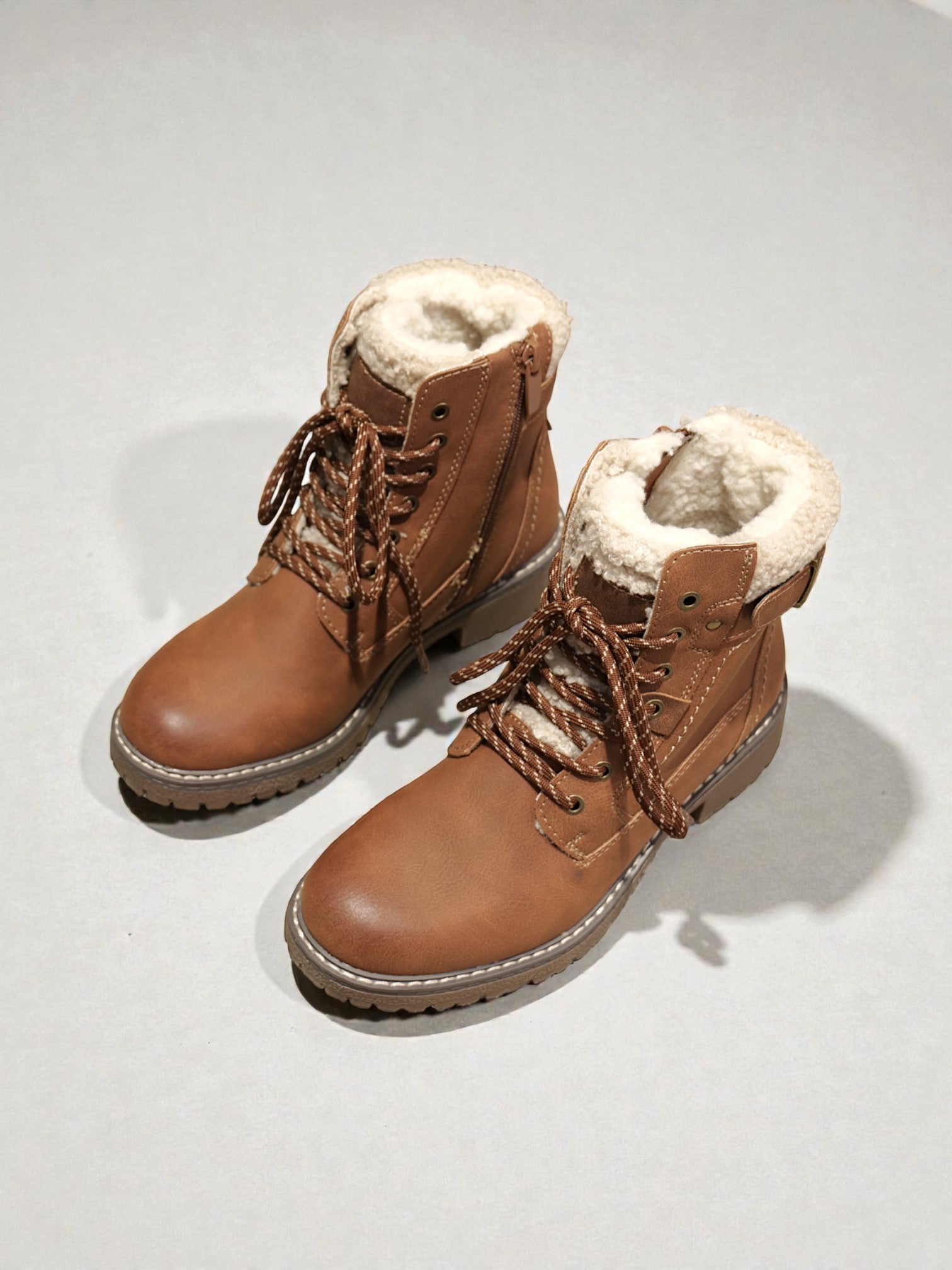 Botines outdoor mujer en cuero sintético con interior imitación borrega, cordones resistentes, suela antideslizante y detalle lateral – calzado cálido y cómodo para uso diario