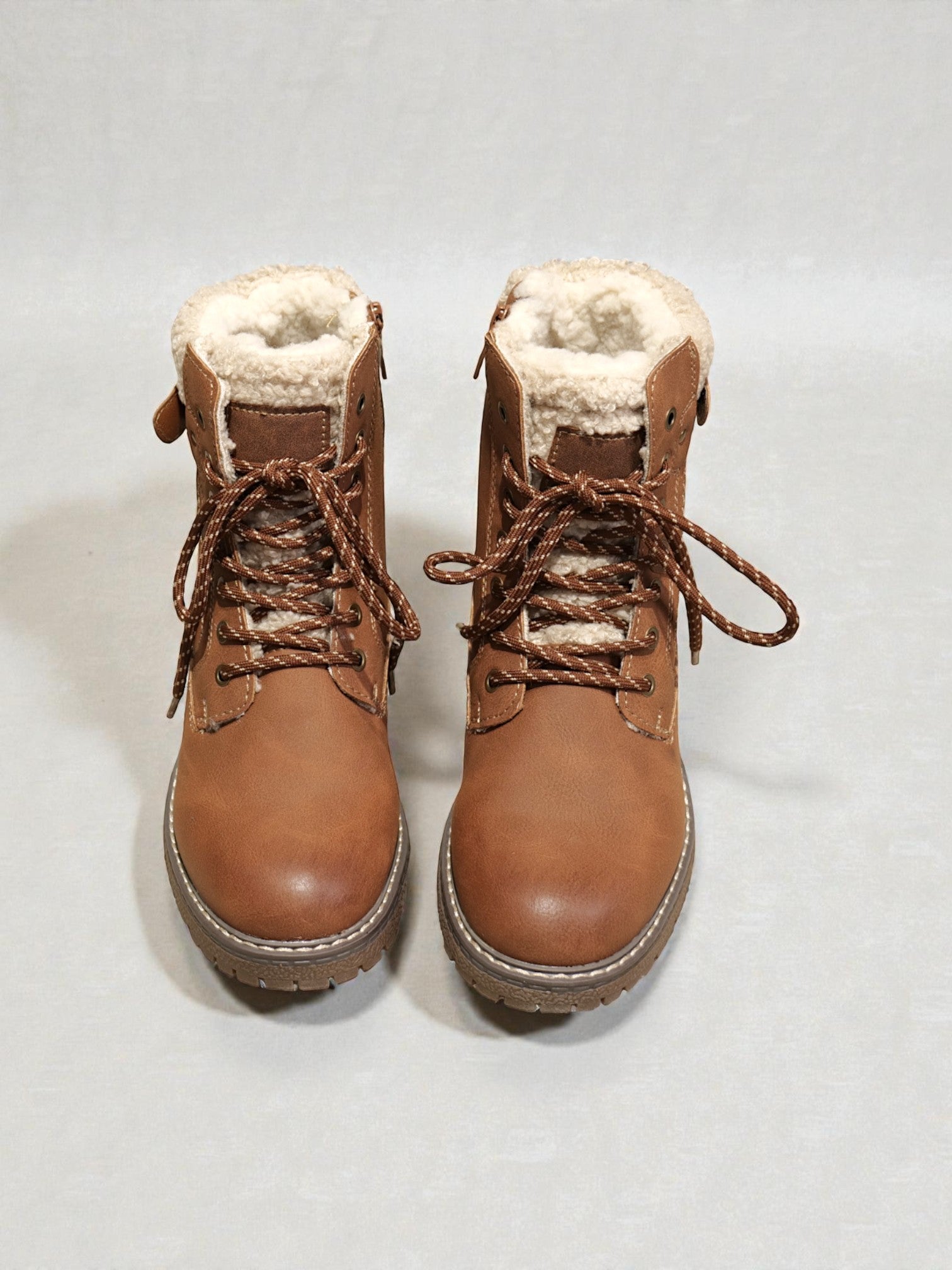 Botines outdoor mujer en cuero sintético con interior imitación borrega, cordones resistentes, suela antideslizante y detalle lateral – calzado cálido y cómodo para uso diario