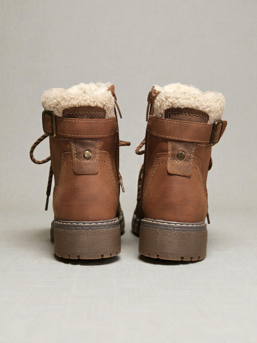 Botines outdoor mujer en cuero sintético con interior imitación borrega, cordones resistentes, suela antideslizante y detalle lateral – calzado cálido y cómodo para uso diario