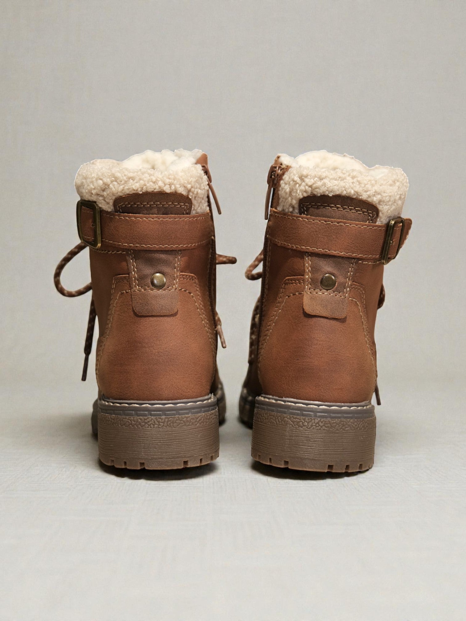 Botines outdoor mujer en cuero sintético con interior imitación borrega, cordones resistentes, suela antideslizante y detalle lateral – calzado cálido y cómodo para uso diario