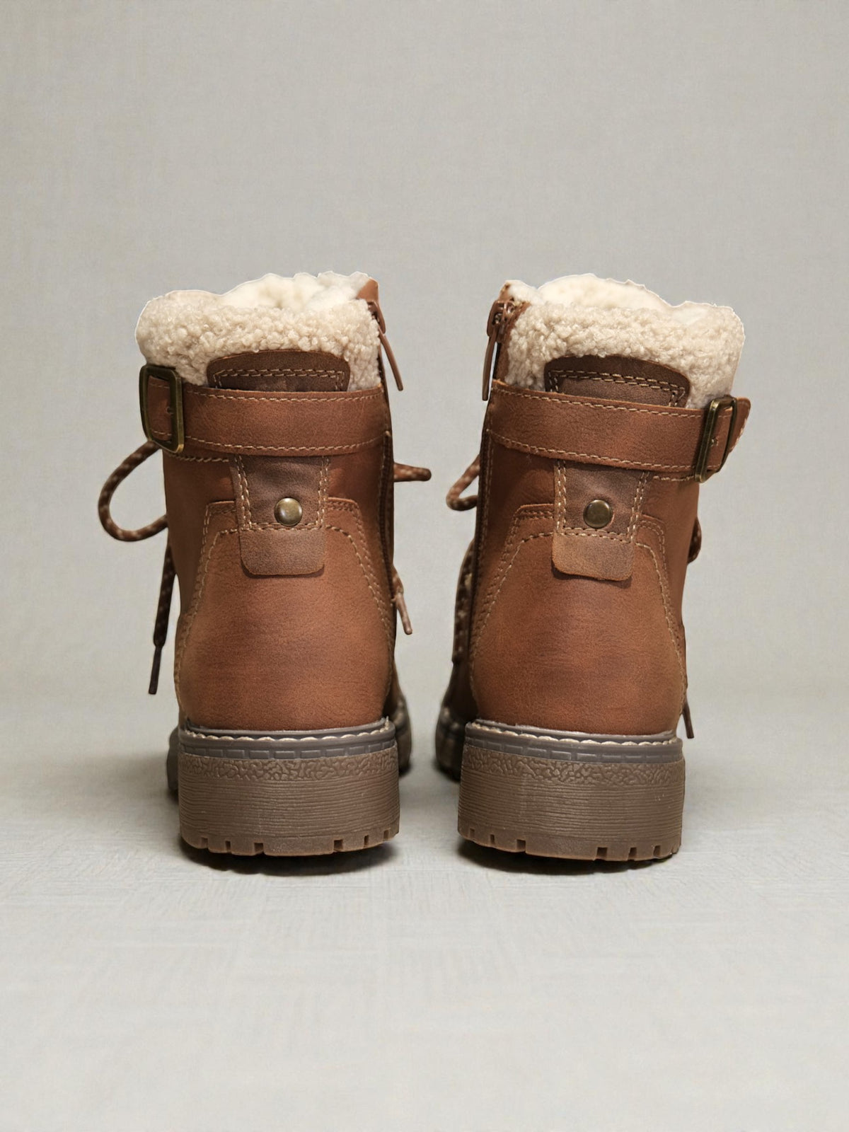 Botines outdoor mujer en cuero sintético con interior imitación borrega, cordones resistentes, suela antideslizante y detalle lateral – calzado cálido y cómodo para uso diario