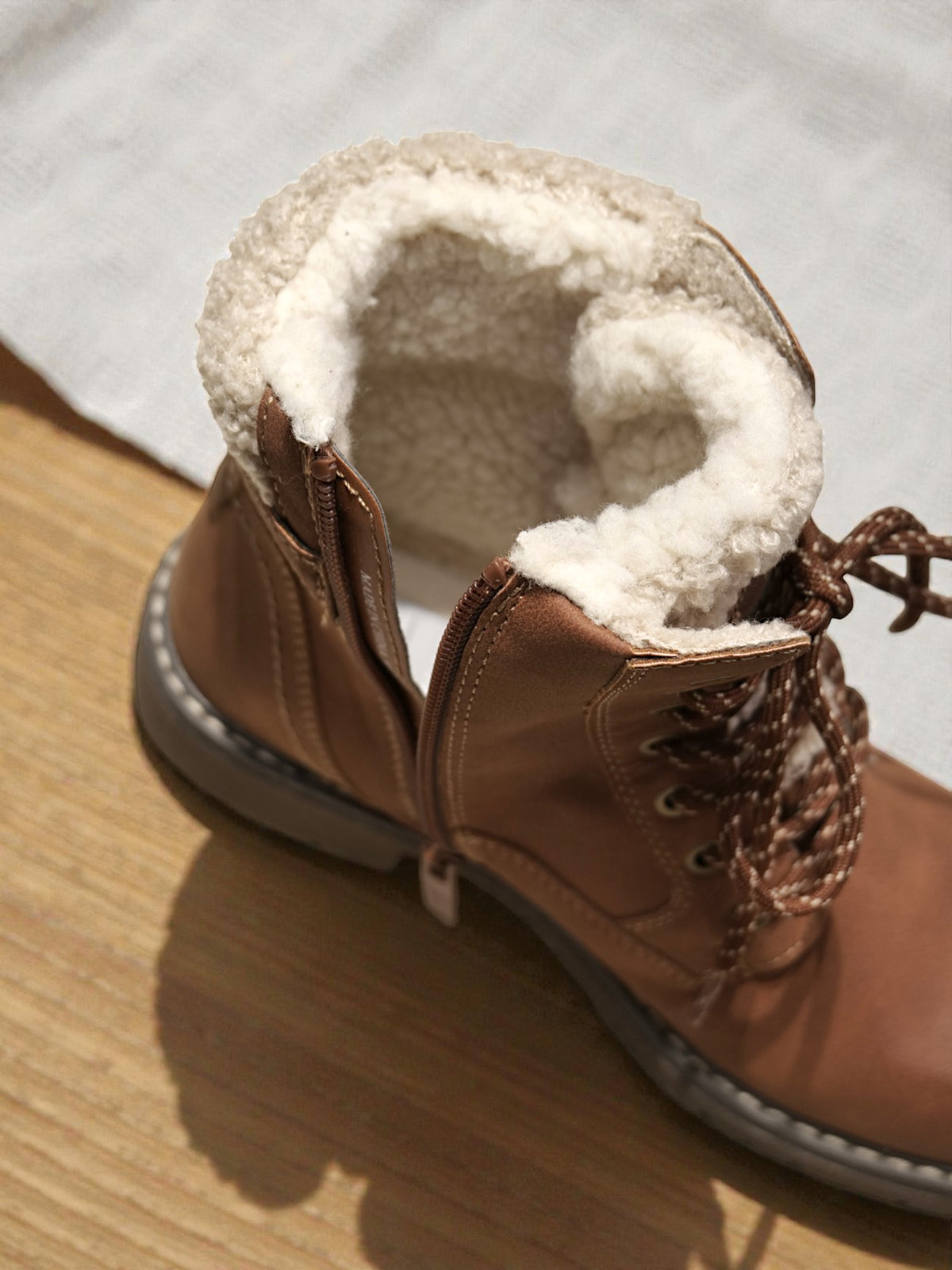Botines outdoor mujer en cuero sintético con interior imitación borrega, cordones resistentes, suela antideslizante y detalle lateral – calzado cálido y cómodo para uso diario