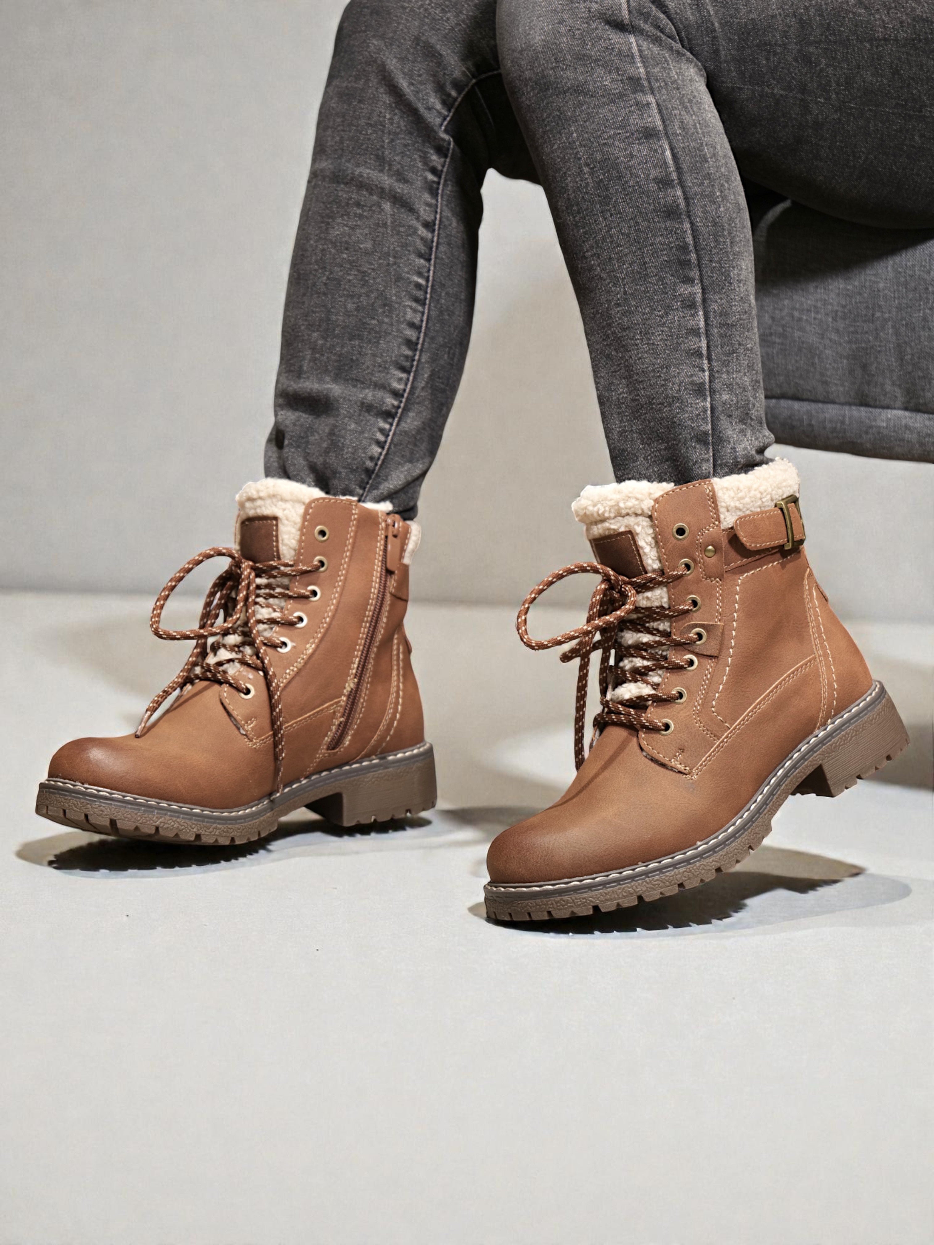 Botines outdoor mujer en cuero sintético con interior imitación borrega, cordones resistentes, suela antideslizante y detalle lateral – calzado cálido y cómodo para uso diario