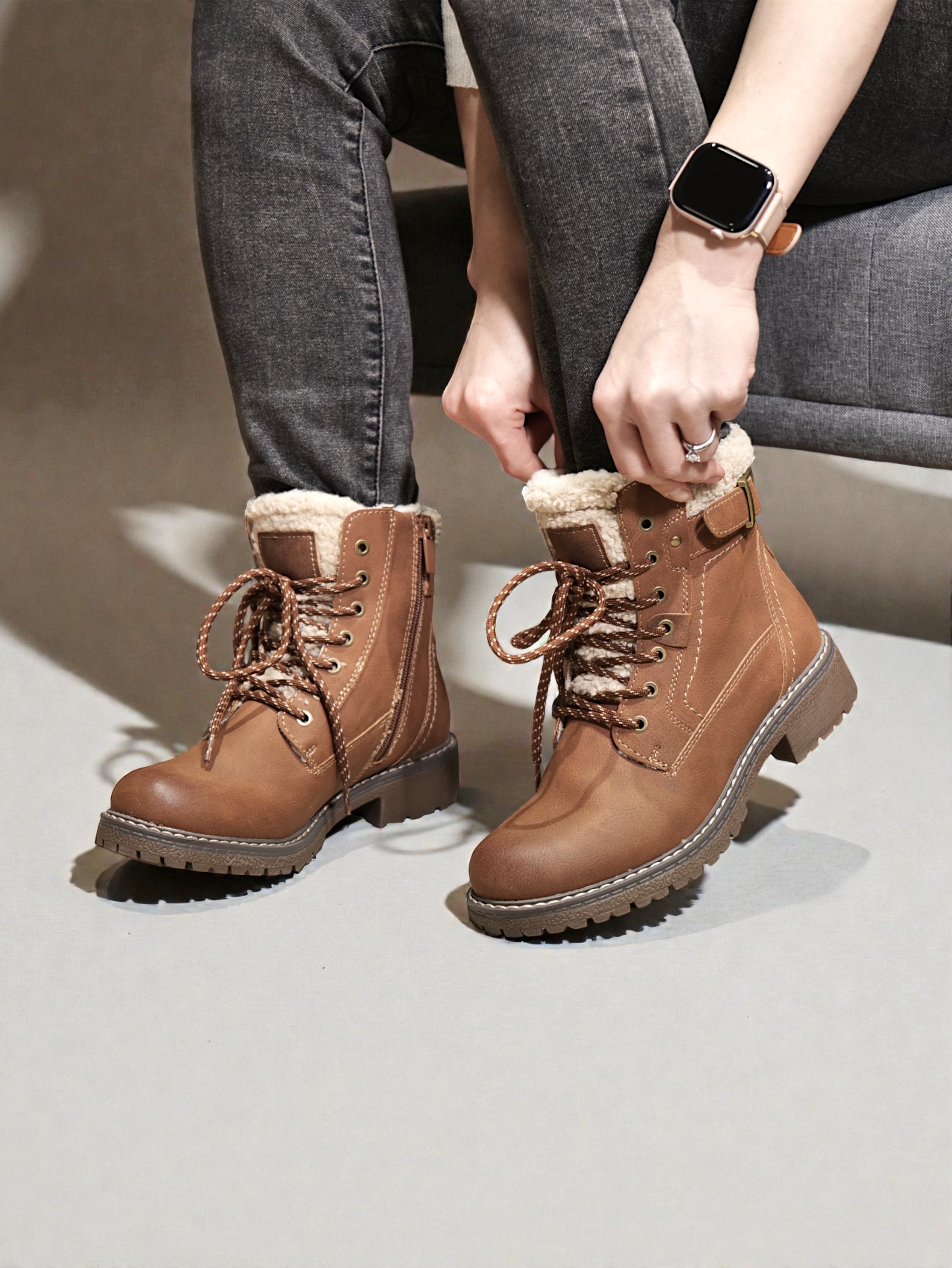 Botines outdoor mujer en cuero sintético con interior imitación borrega, cordones resistentes, suela antideslizante y detalle lateral – calzado cálido y cómodo para uso diario