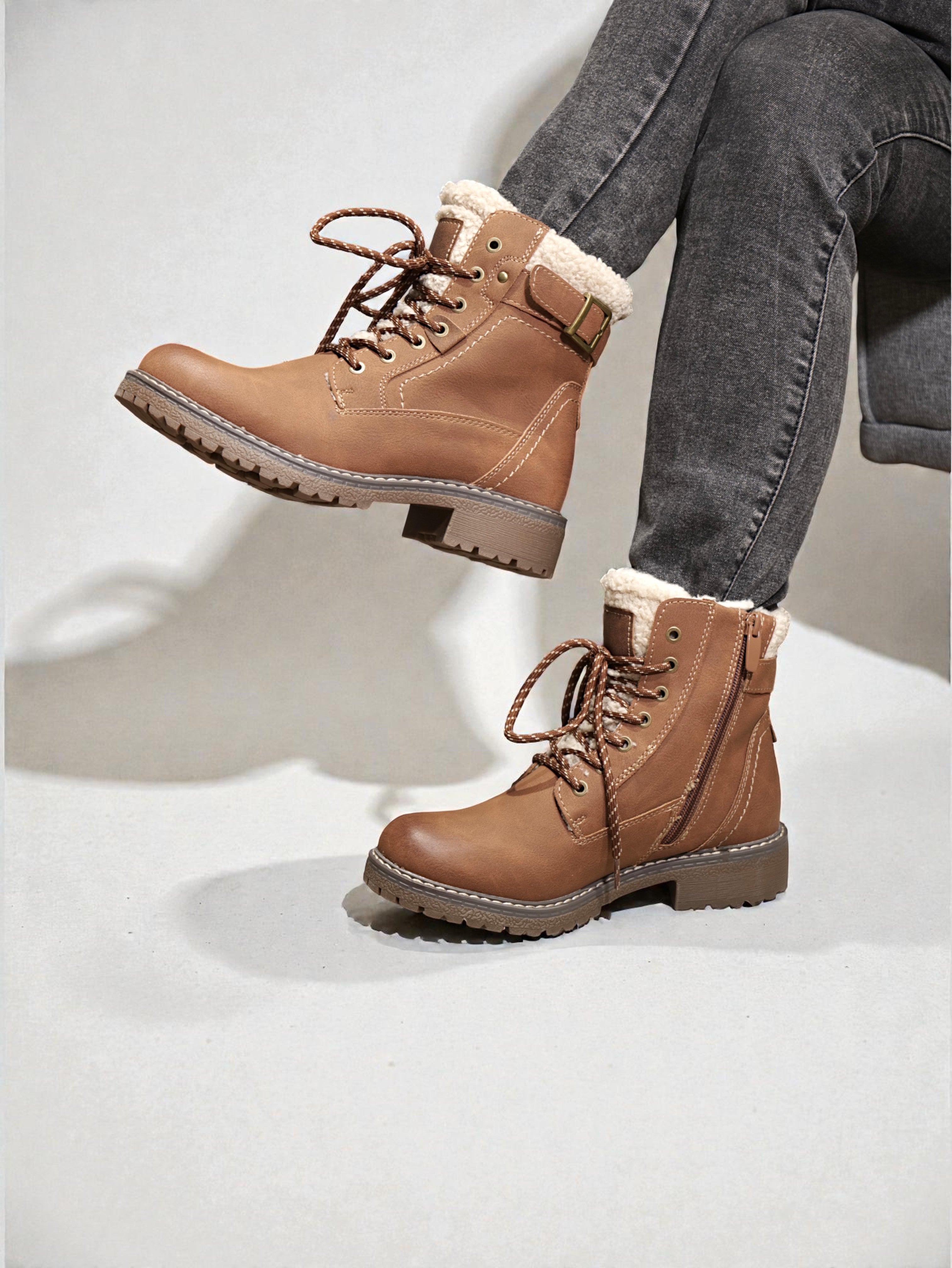 Botines outdoor mujer en cuero sintético con interior imitación borrega, cordones resistentes, suela antideslizante y detalle lateral – calzado cálido y cómodo para uso diario