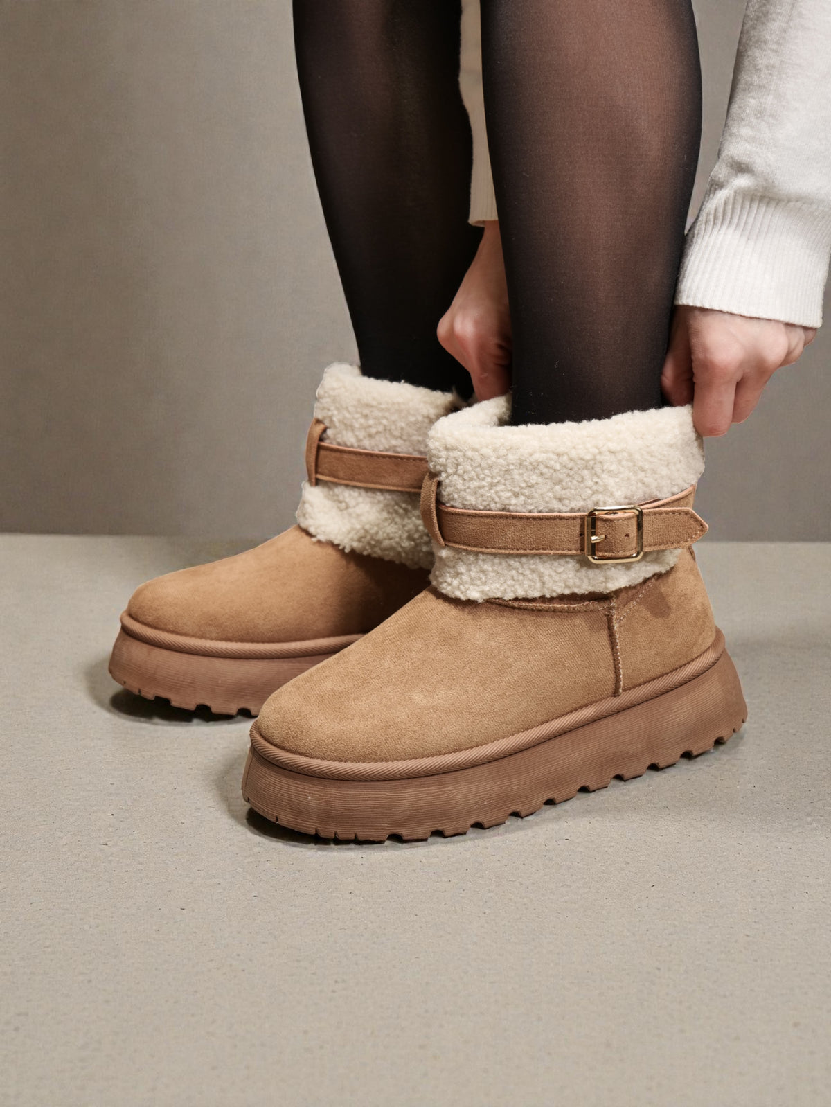 Botas de nieve invierno mujer de gamuza sintética con interior forrado, suela plataforma y correa decorativa con hebilla – calzado abrigado y cómodo para días fríos