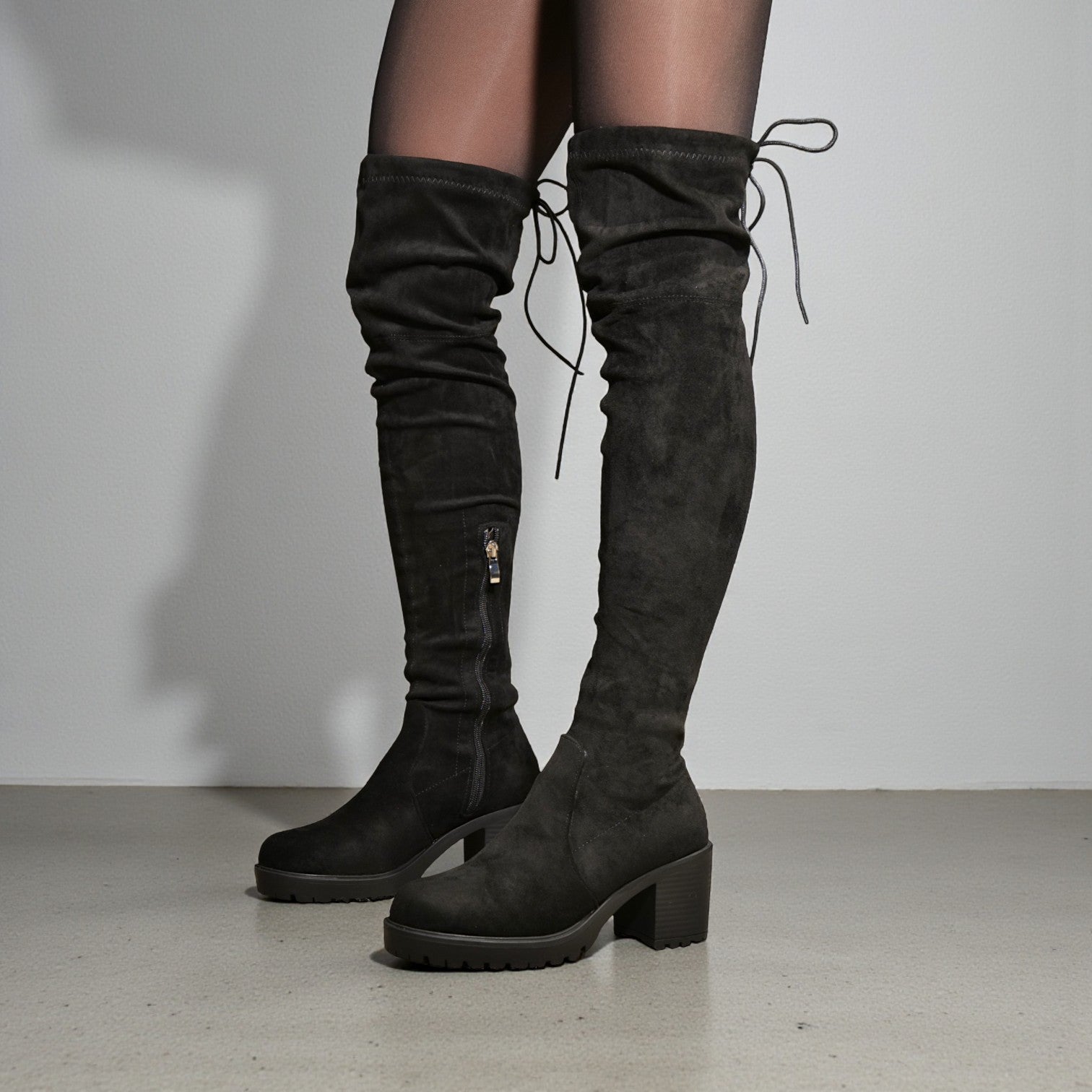 Botas altas por encima de la rodilla negra con tacón medio con plataforma tipo musleras mujer de gamuza sintética suela antideslizante, cierre lateral y ajuste trasero – diseño cómodo
