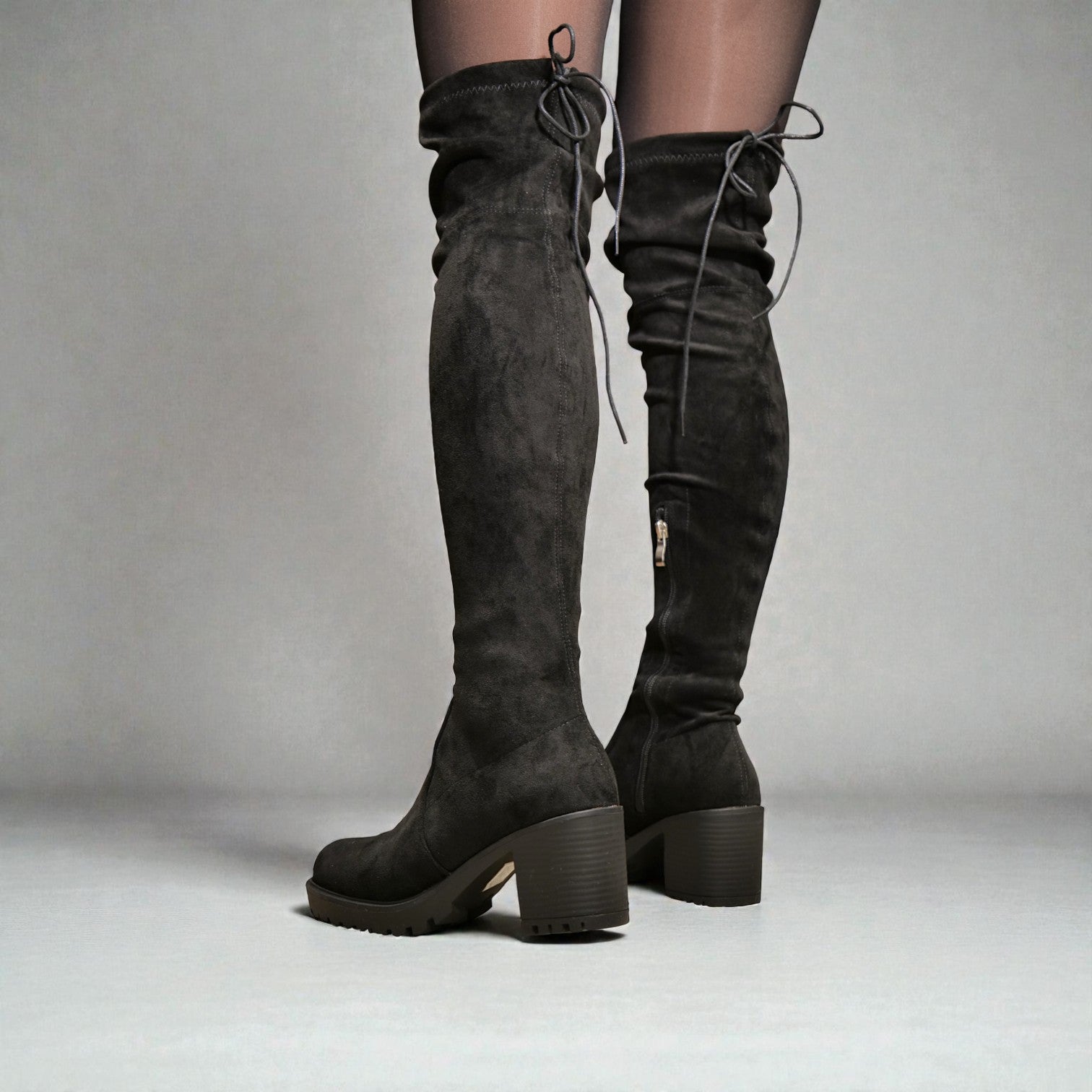 Botas altas por encima de la rodilla negra con tacón medio con plataforma tipo musleras mujer de gamuza sintética suela antideslizante, cierre lateral y ajuste trasero – diseño cómodo