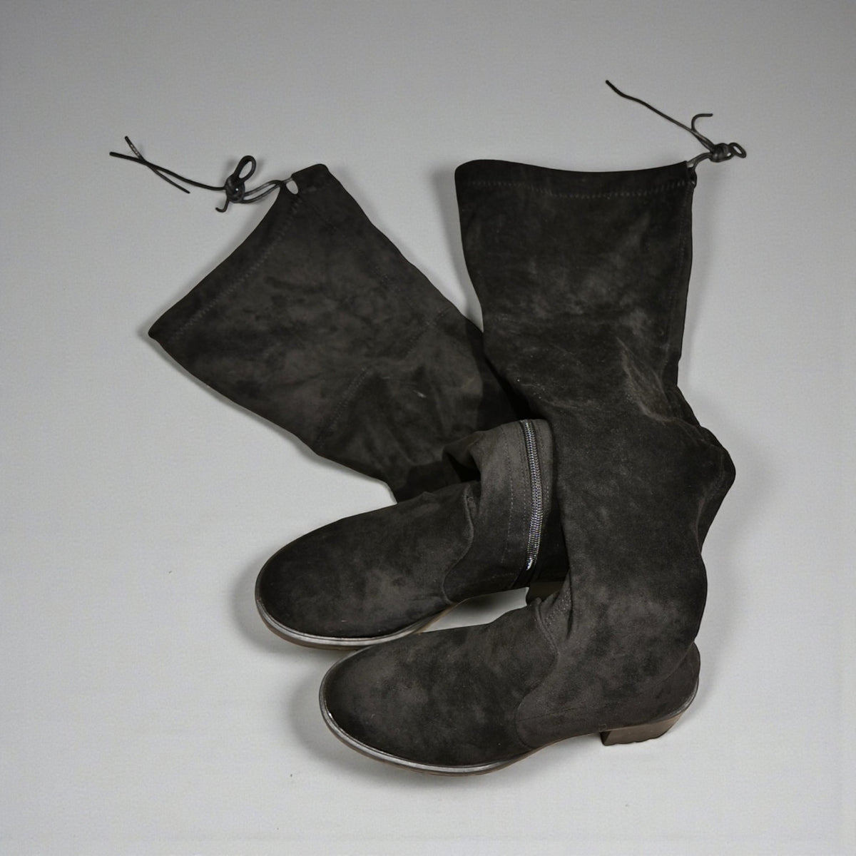 Botas altas por encima de la rodilla negra con tacón medio con plataforma tipo musleras mujer de gamuza sintética suela antideslizante, cierre lateral y ajuste trasero – diseño cómodo