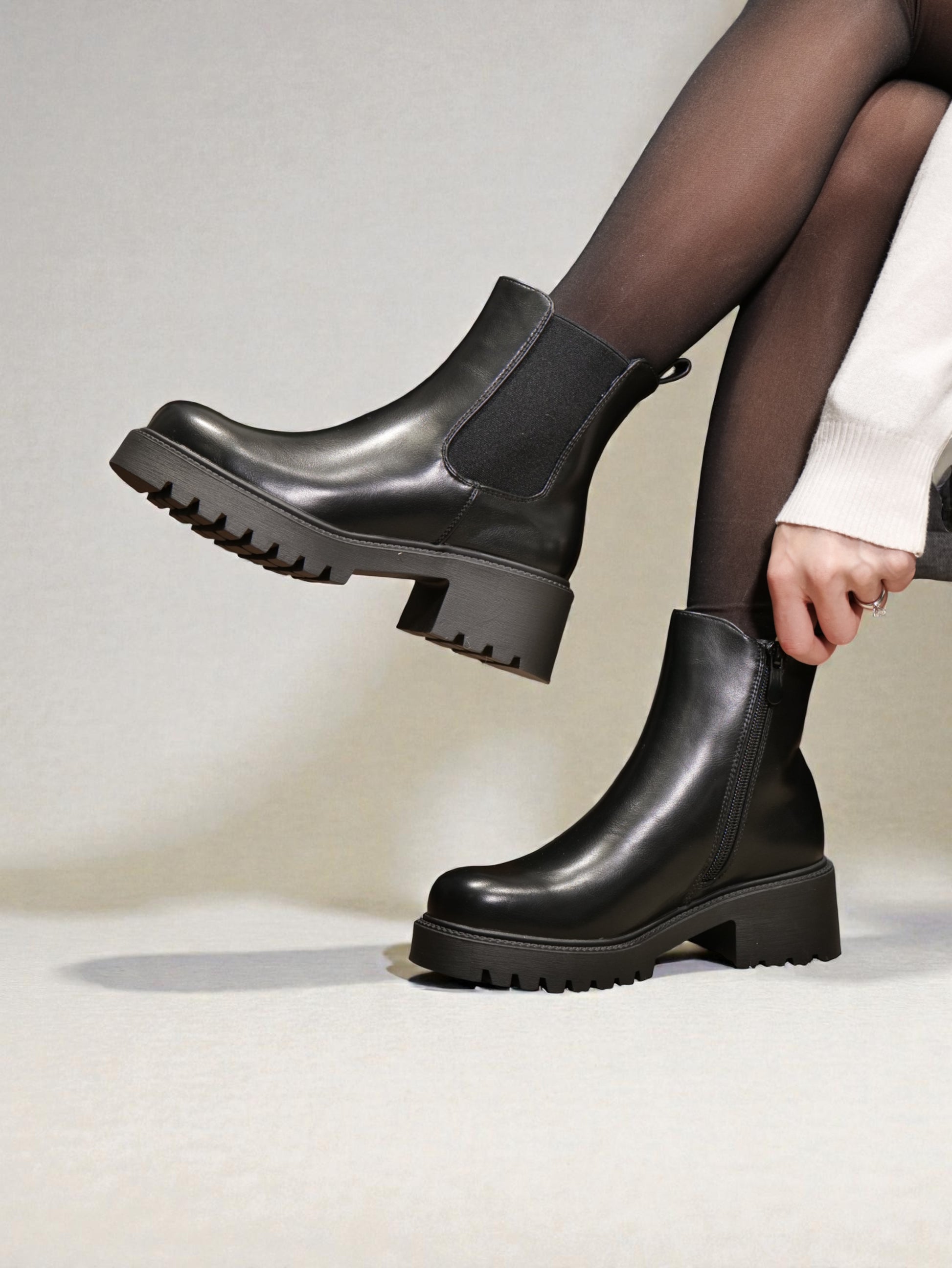 Bota 2 en 1 mujer negro brillo con botín básico y funda desmontable con cierre y hebilla – en cuero sintético diseño versátil, moderno y funcional con suela antideslizante