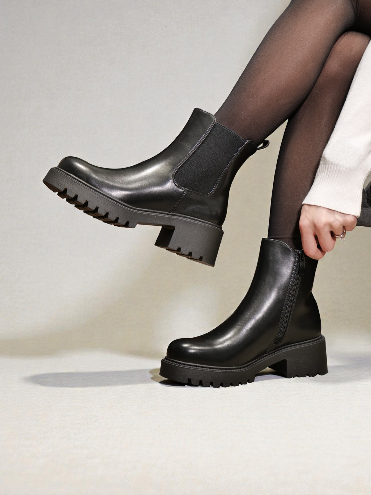 Bota 2 en 1 mujer negro brillo con botín básico y funda desmontable con cierre y hebilla – en cuero sintético diseño versátil, moderno y funcional con suela antideslizante