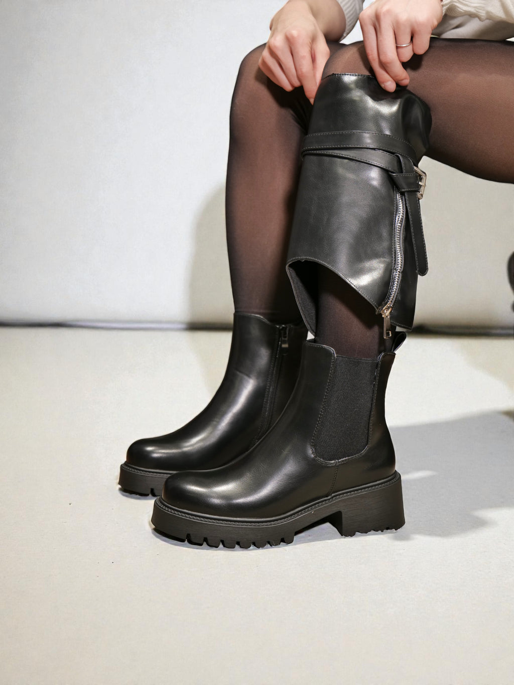 Bota 2 en 1 mujer negro brillo con botín básico y funda desmontable con cierre y hebilla – en cuero sintético diseño versátil, moderno y funcional con suela antideslizante