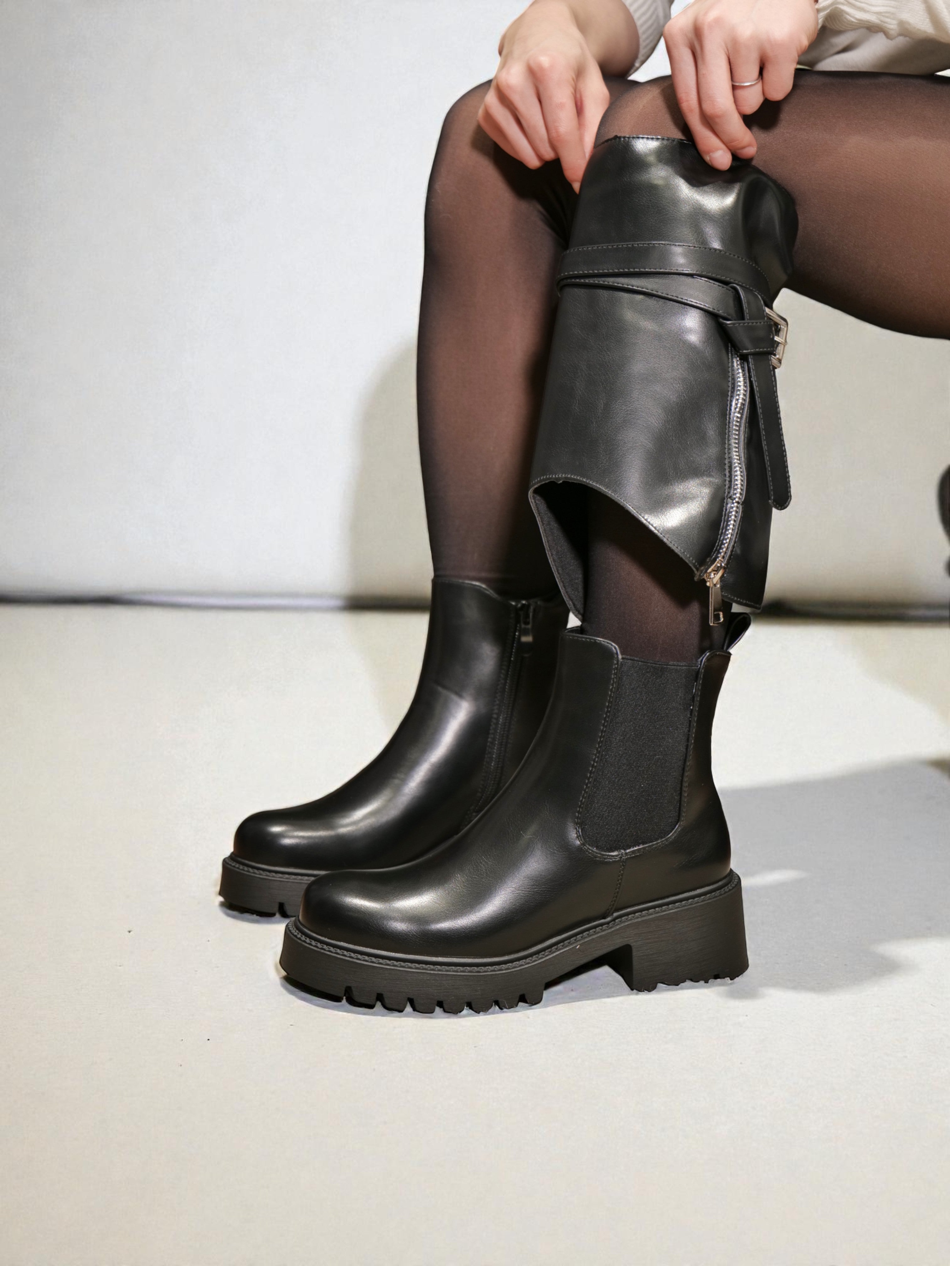 Bota 2 en 1 mujer negro brillo con botín básico y funda desmontable con cierre y hebilla – en cuero sintético diseño versátil, moderno y funcional con suela antideslizante