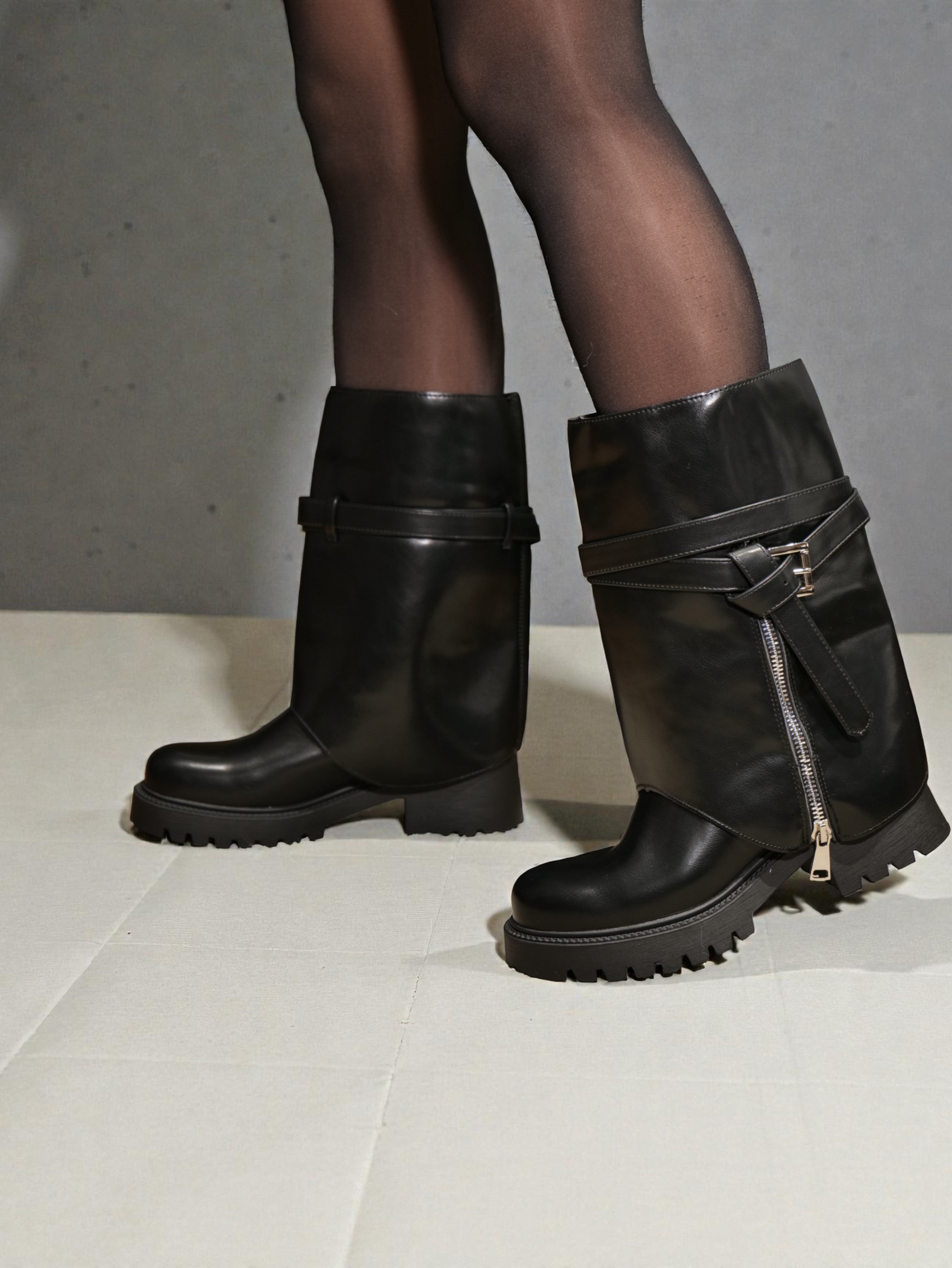 Bota 2 en 1 mujer negro brillo con botín básico y funda desmontable con cierre y hebilla – en cuero sintético diseño versátil, moderno y funcional con suela antideslizante
