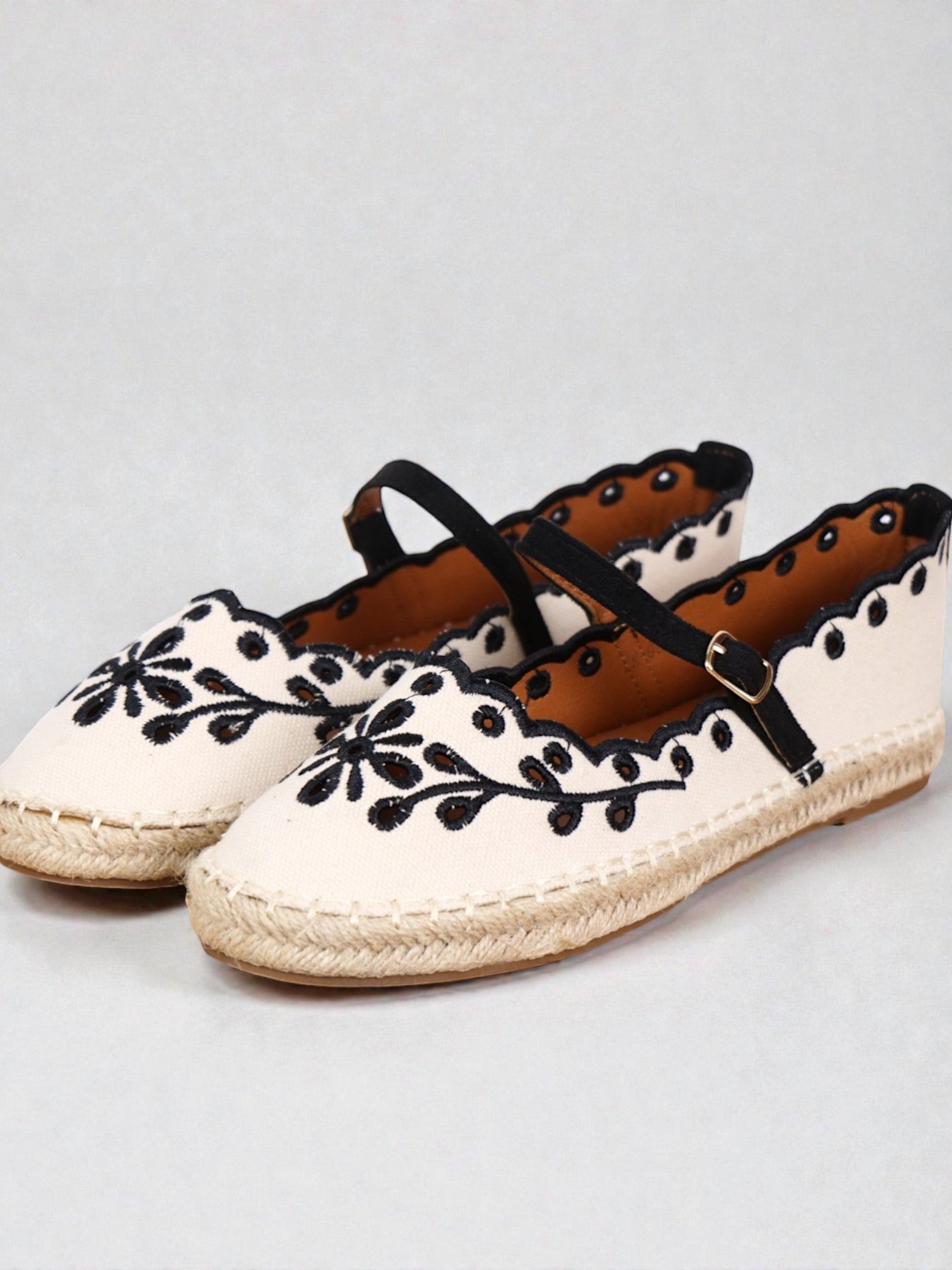 Alpargatas Mujer Bordadas con Pulsera Ajustable, Espadrilles Planas de Lona con Suela de Yute, Zapatos Verano Cómodos con Detalle Floral y Acabado Ondulado Textil
