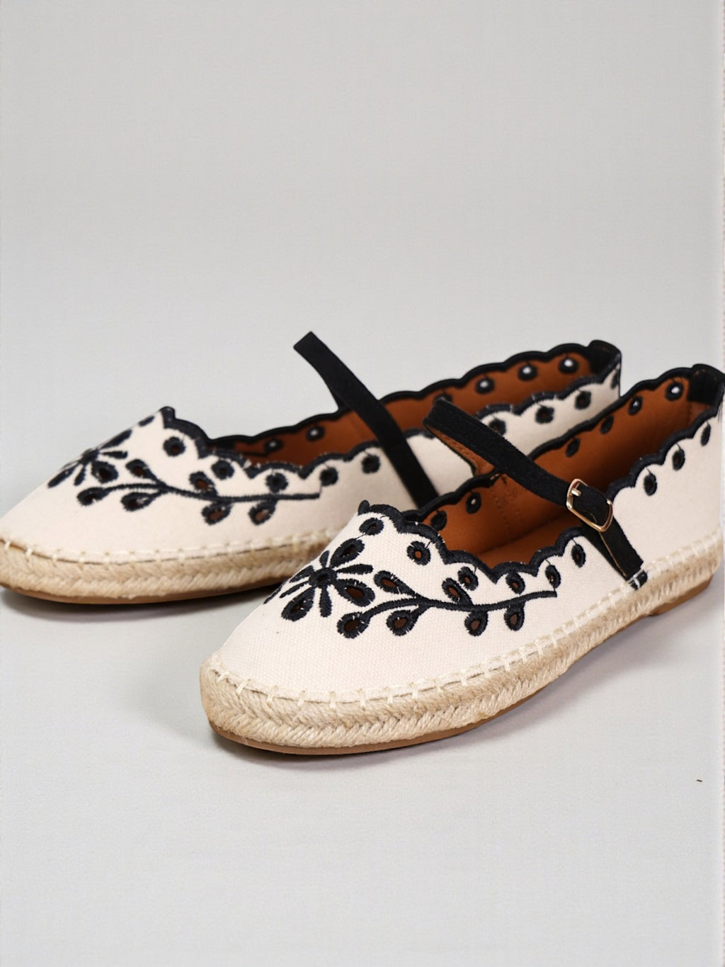 Alpargatas Mujer Bordadas con Pulsera Ajustable, Espadrilles Planas de Lona con Suela de Yute, Zapatos Verano Cómodos con Detalle Floral y Acabado Ondulado Textil
