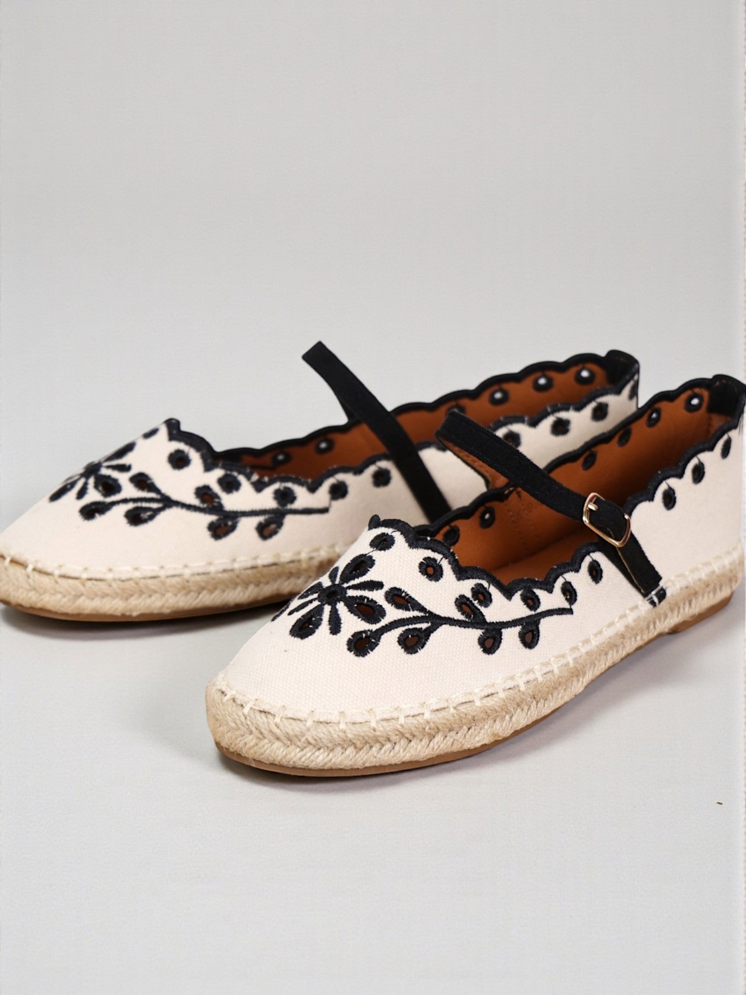 Alpargatas Mujer Bordadas con Pulsera Ajustable, Espadrilles Planas de Lona con Suela de Yute, Zapatos Verano Cómodos con Detalle Floral y Acabado Ondulado Textil
