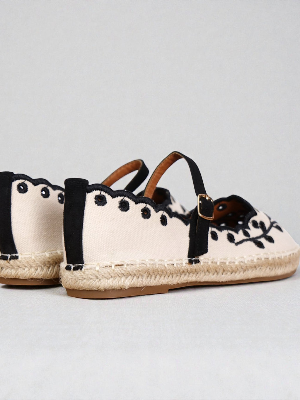 Alpargatas Mujer Bordadas con Pulsera Ajustable, Espadrilles Planas de Lona con Suela de Yute, Zapatos Verano Cómodos con Detalle Floral y Acabado Ondulado Textil